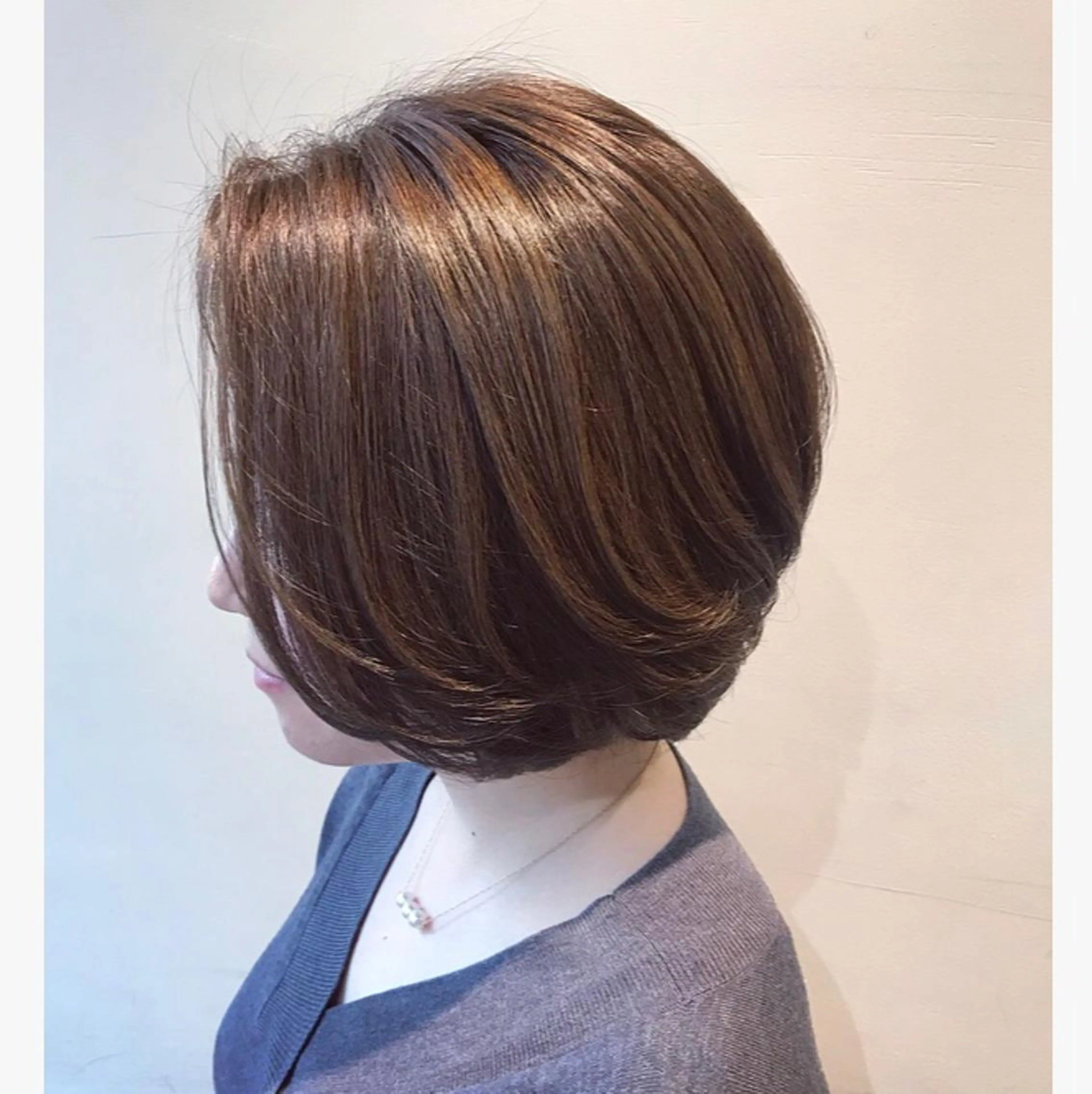 ショート カラー ヘアアレンジ キッズ ネイル ボブレイヤー アッシュ ベージュカラー ボブ レイヤーカット SALOWIN銀座VORT所属・小林 佳祐のヘアスタイル