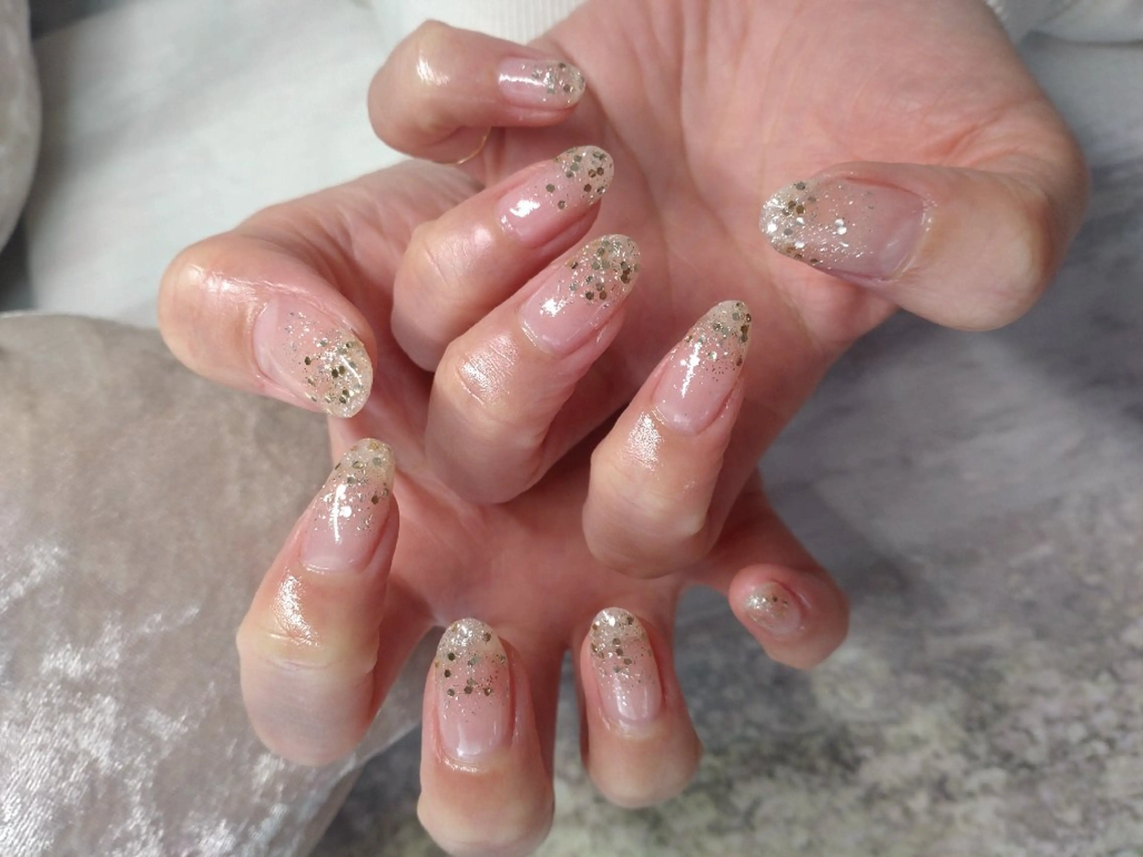 練習モデルデザインネイル(フレンチ、ラメグラデーション、マグネット等)の写真