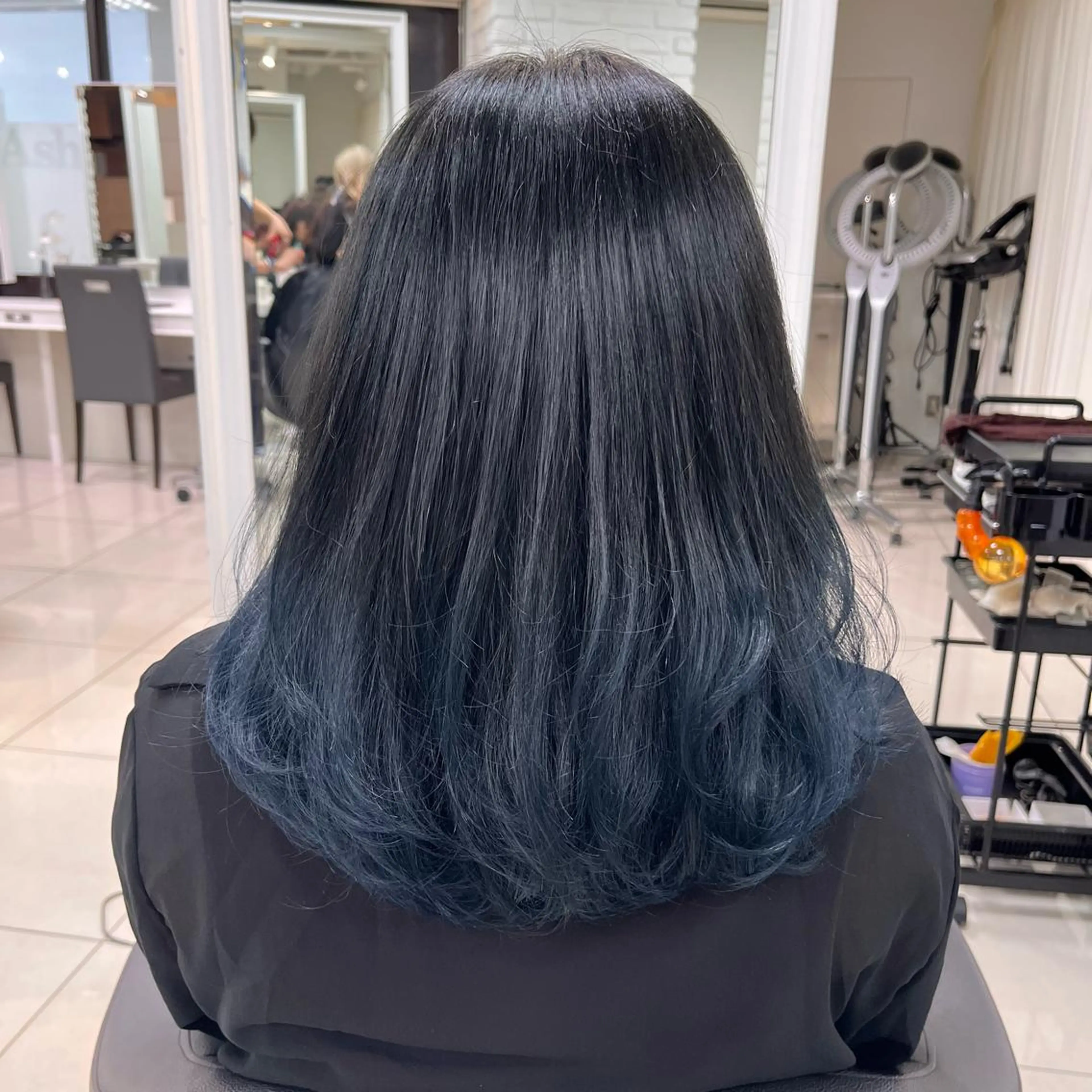 ミディアム カラー ブリーチ ブルーカラー ダークグレー グラデーションカラー カット ヘアカラー トリートメント 【センターパート/ マッシュ】ryokaのヘアスタイル