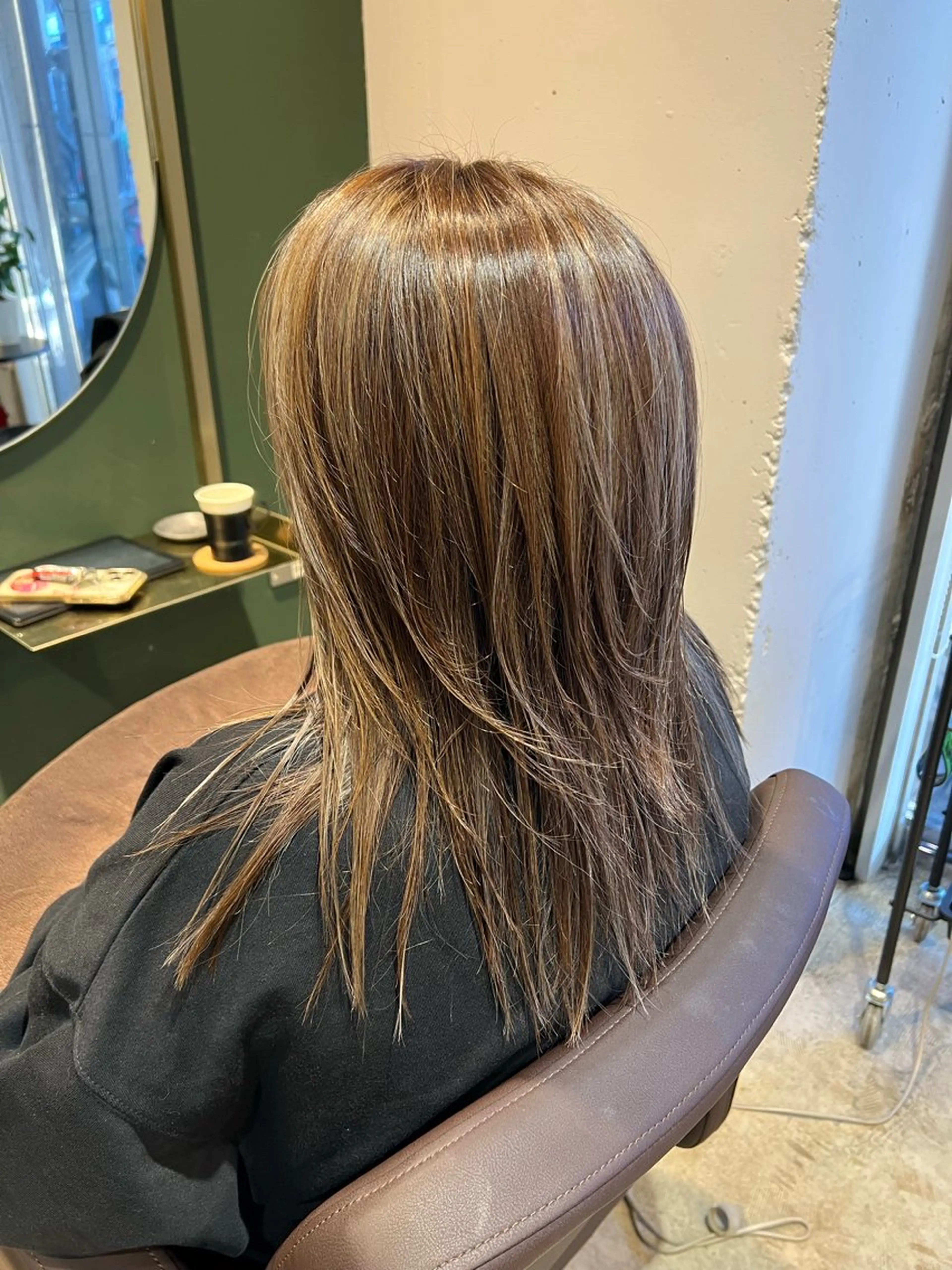 ミディアム カラー ハイライトカラー ハイライト レイヤーカット ヘアカラー トリートメント ヘッドスパ カラースペシャリスト しょう🧑🏼‍🎨のヘアスタイル