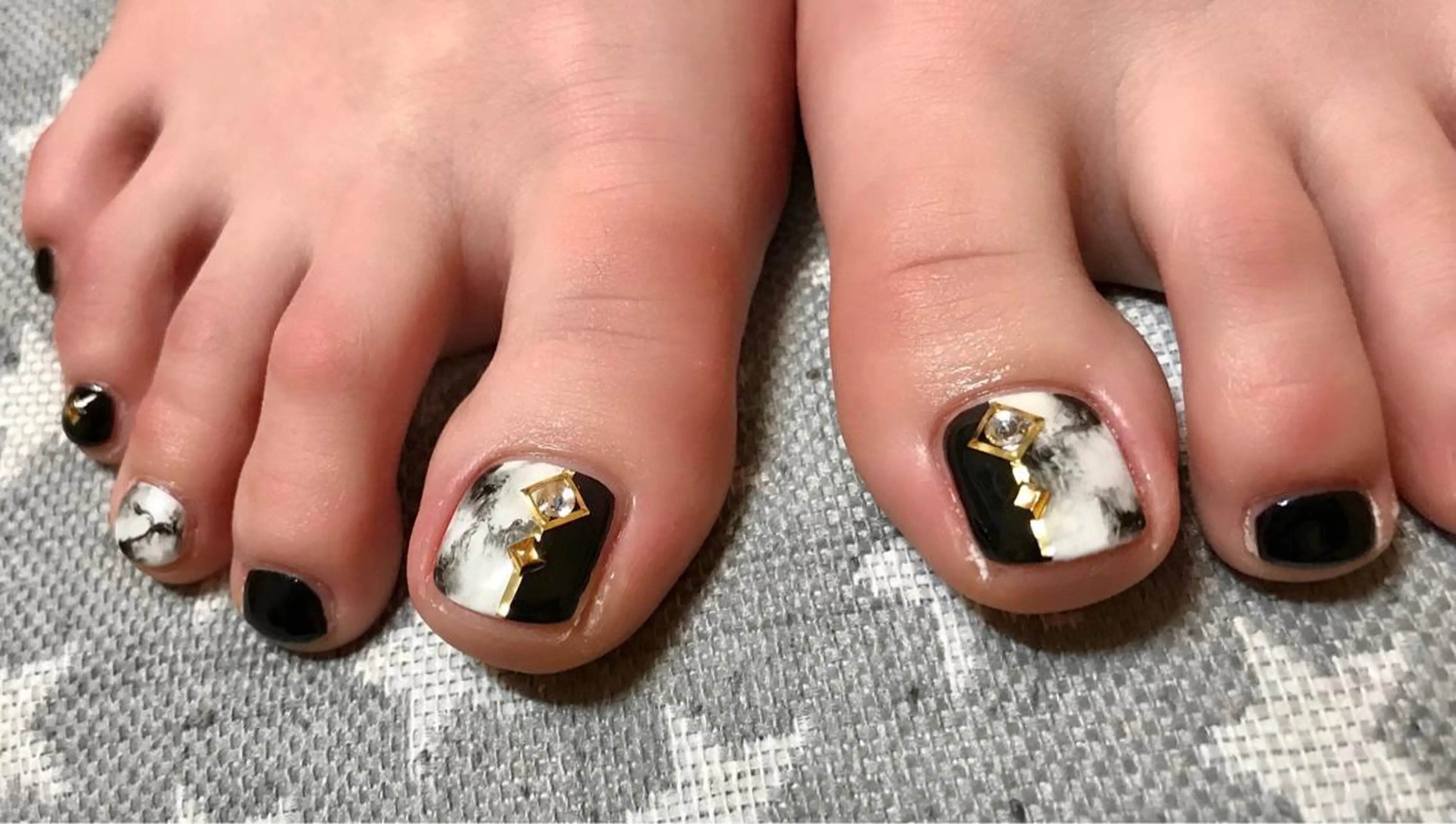 ネイル フットネイル ストーンネイル 'mm所属・'mm  (ミリ) ＭＡＮＡＭＩのネイルデザイン