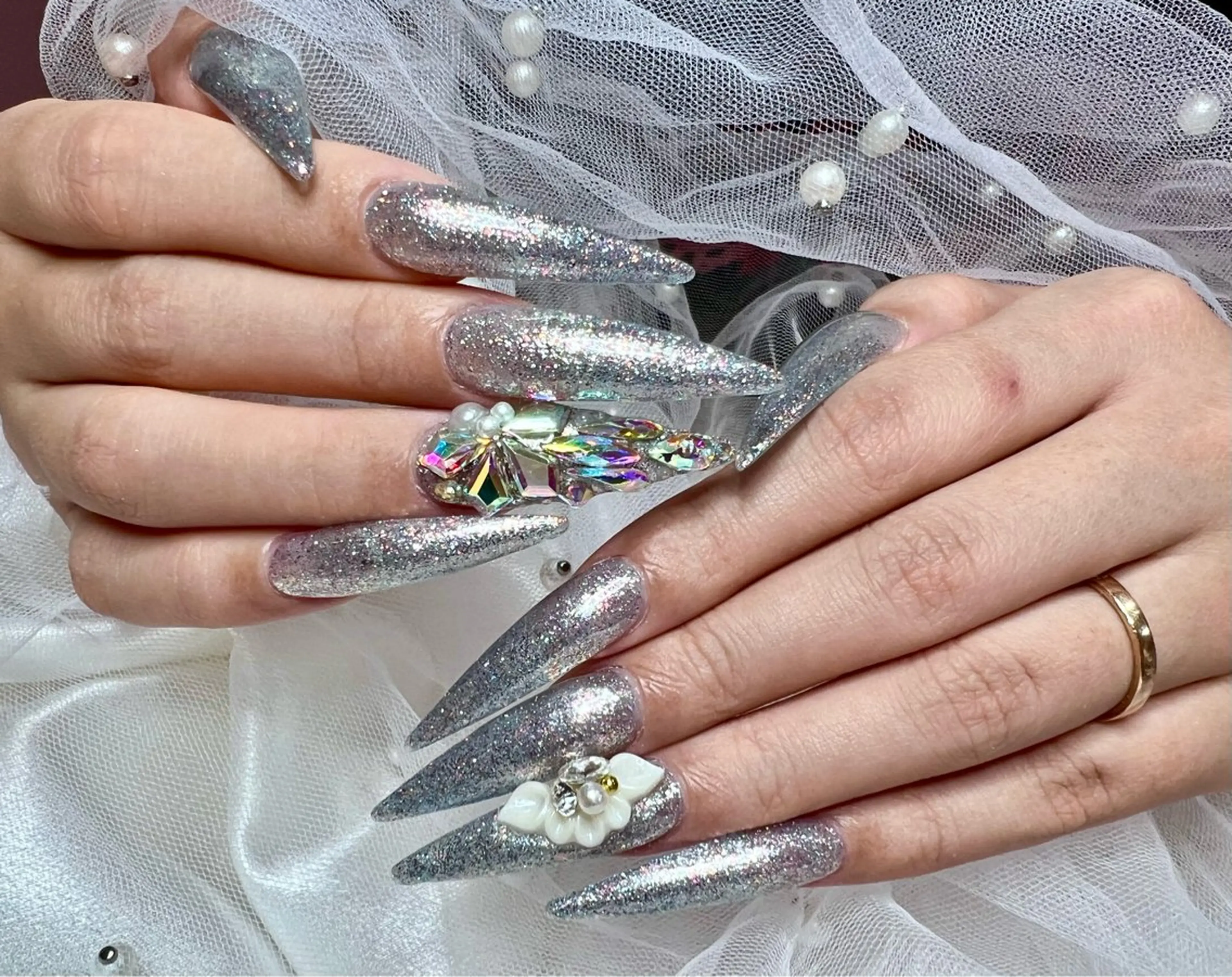 ネイル 長さ出し キラキラネイル 夏ネイル ネイルチップ ハンドネイル リボン、ガーリー パーツ放題専門店のネイルデザイン