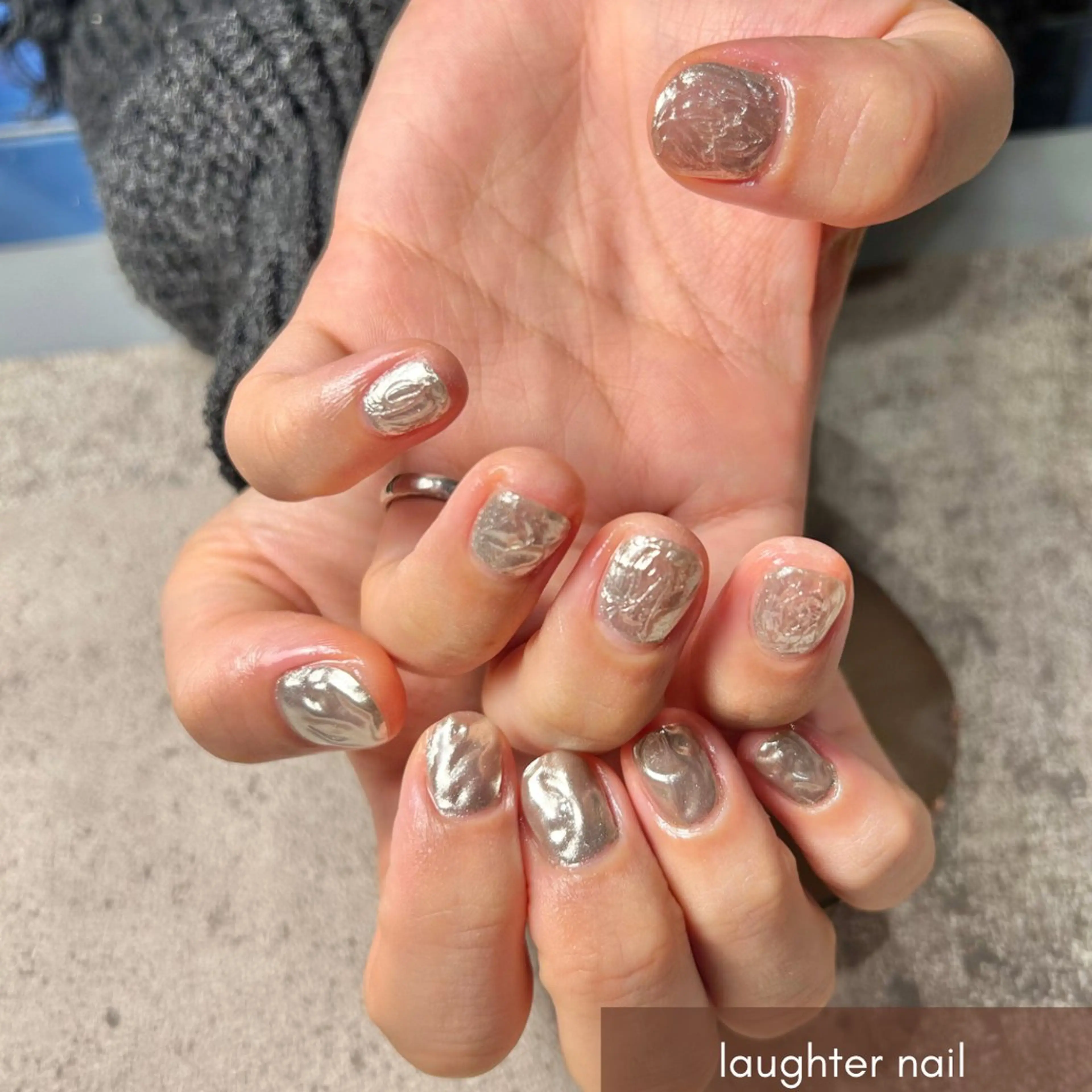 ネイル ジェルネイル ミラーネイル ニュアンスネイル シルバー ハンドネイル laughter nailのネイルデザイン
