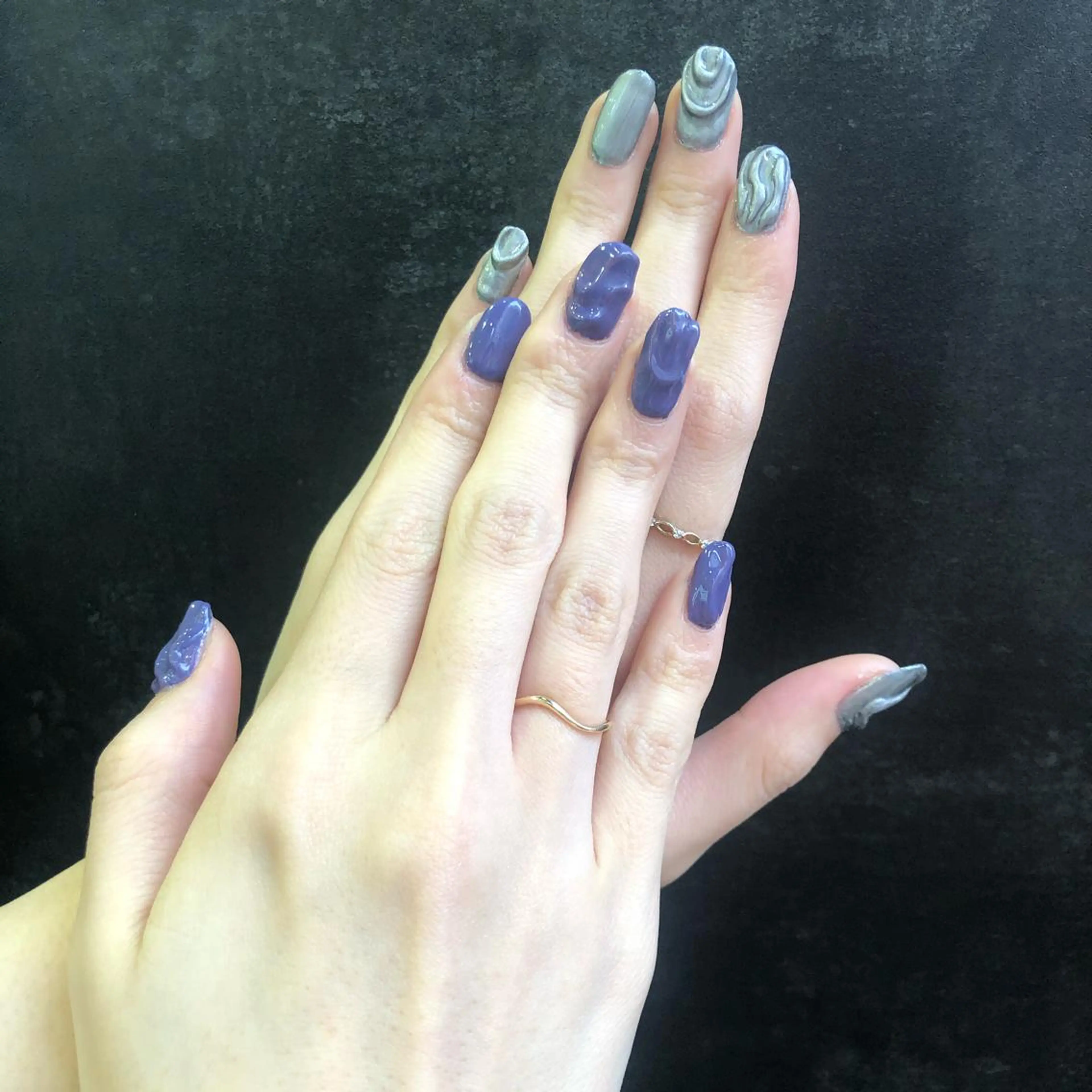 カラー ネイル マツエク・マツパ シルバー パープル シルバー シンプルネイル チャンモリパーマ/韓 国/Minami🦋のヘアスタイル