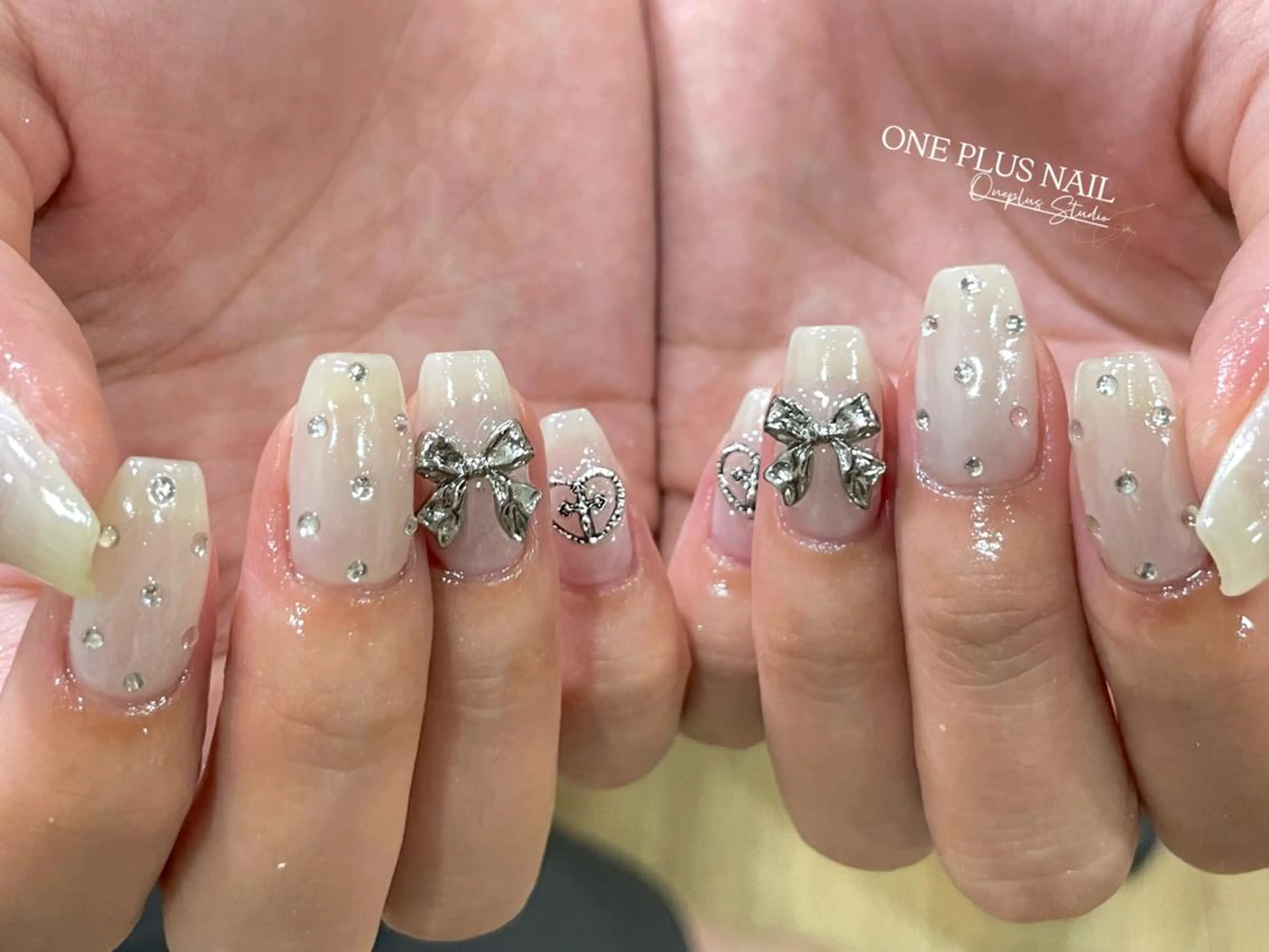 ネイル アートネイル オーロラネイル ガーリー キラキラネイル 韓国ネイル One plus StudioNailのネイルデザイン
