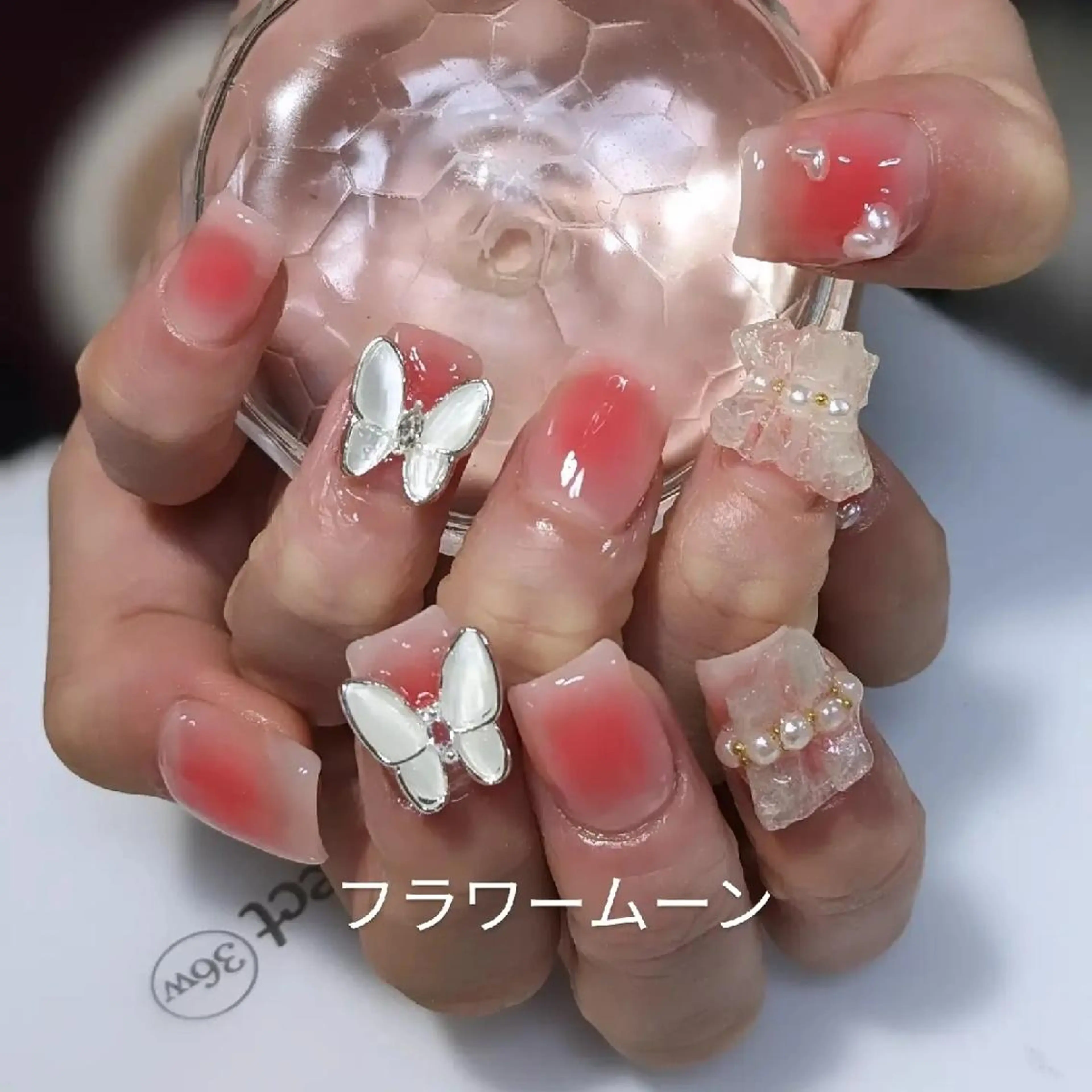 ネイル チークネイル フラワー ムーンのネイルデザイン