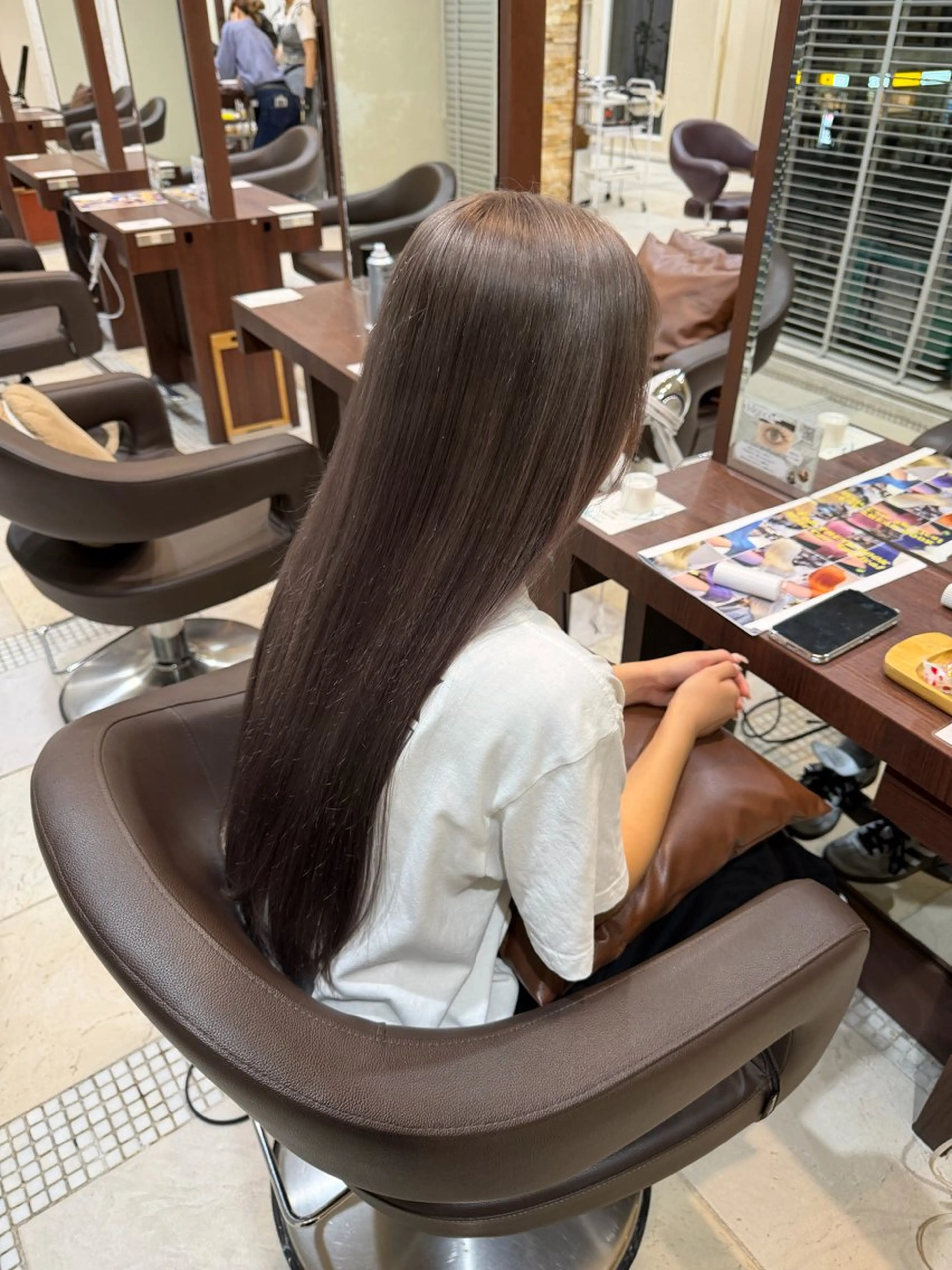 ロング カラー グレージュ 池田凛/ ハイトーンカラーのヘアスタイル