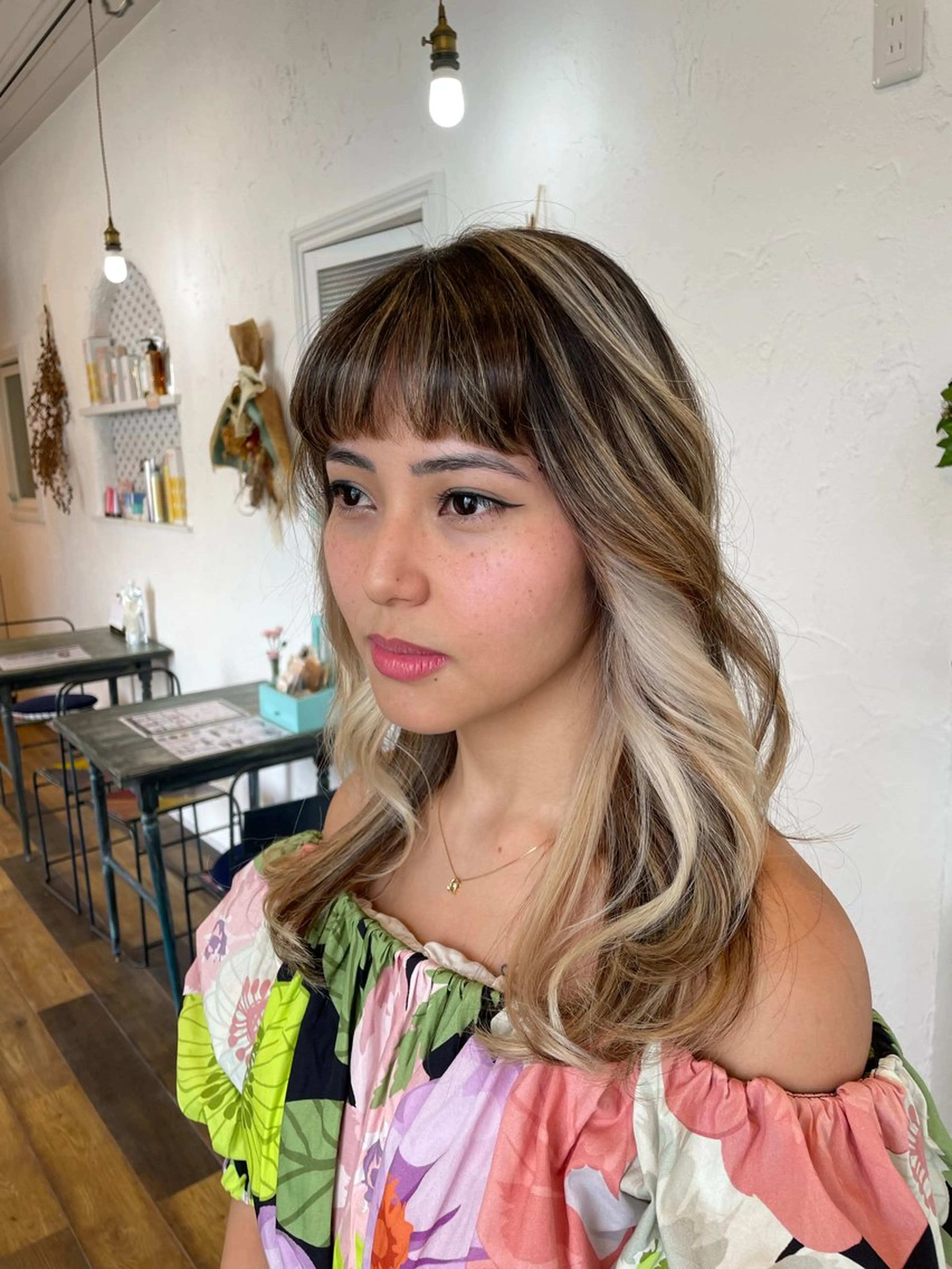 ロング カラー アッシュ 透明感カラー ハイライトカラー ハイトーンカラー ミルクティーアッシュ ヘアカラー 🌸小掛🌸 豊橋外国人風カラーのヘアスタイル