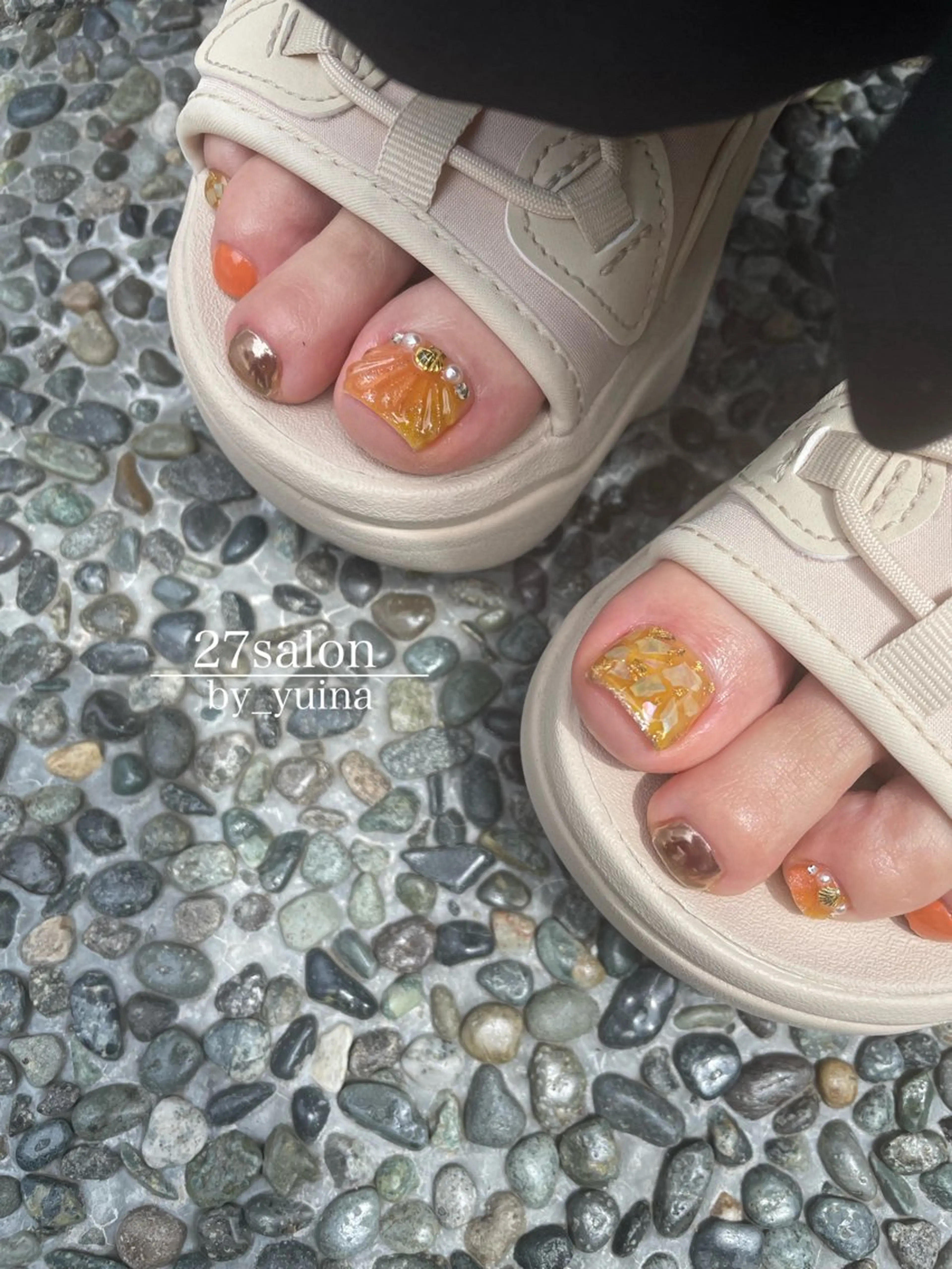 ネイル フットネイル オレンジ 黄色 フットネイル 27salon yuinaのネイルデザイン