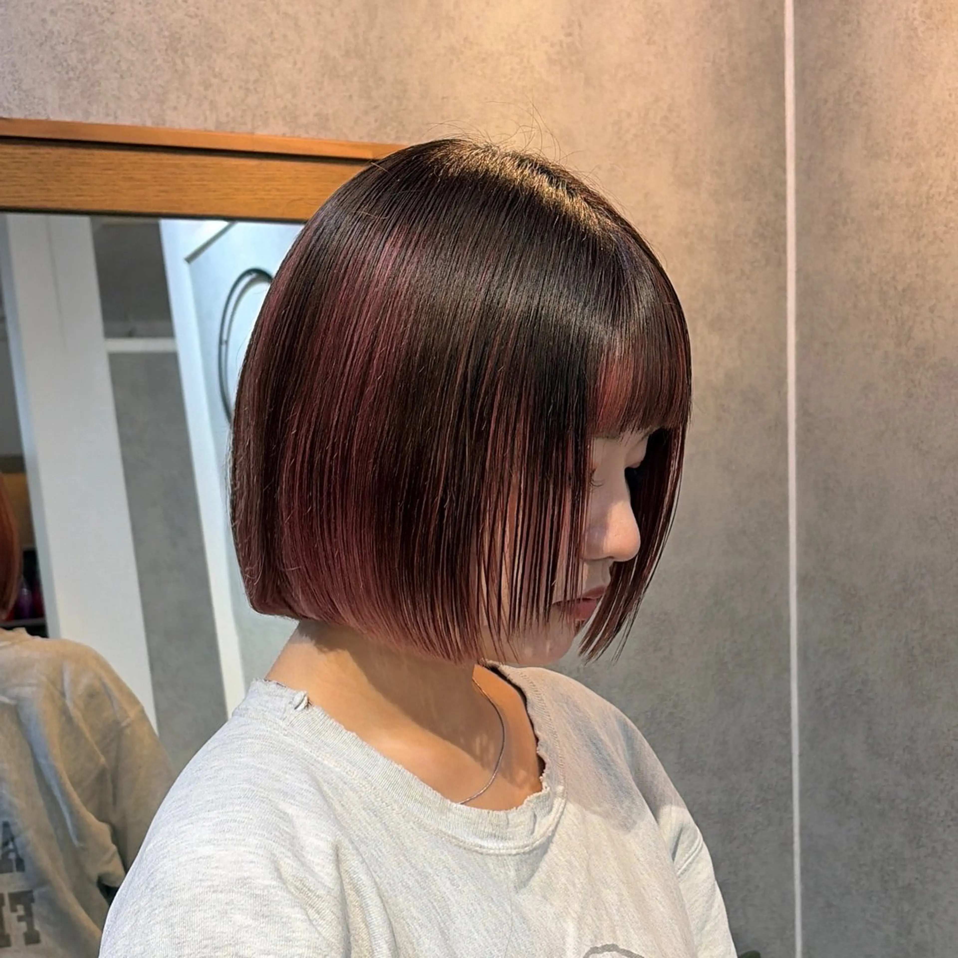 ミディアム カラー 切りっぱなしボブ ブリーチ デザインカラー ダブルカラー ハイトーンカラー カット ヘアカラー トリートメント ボブ/プツッとボブ/ 暖色カラー/モエのヘアスタイル