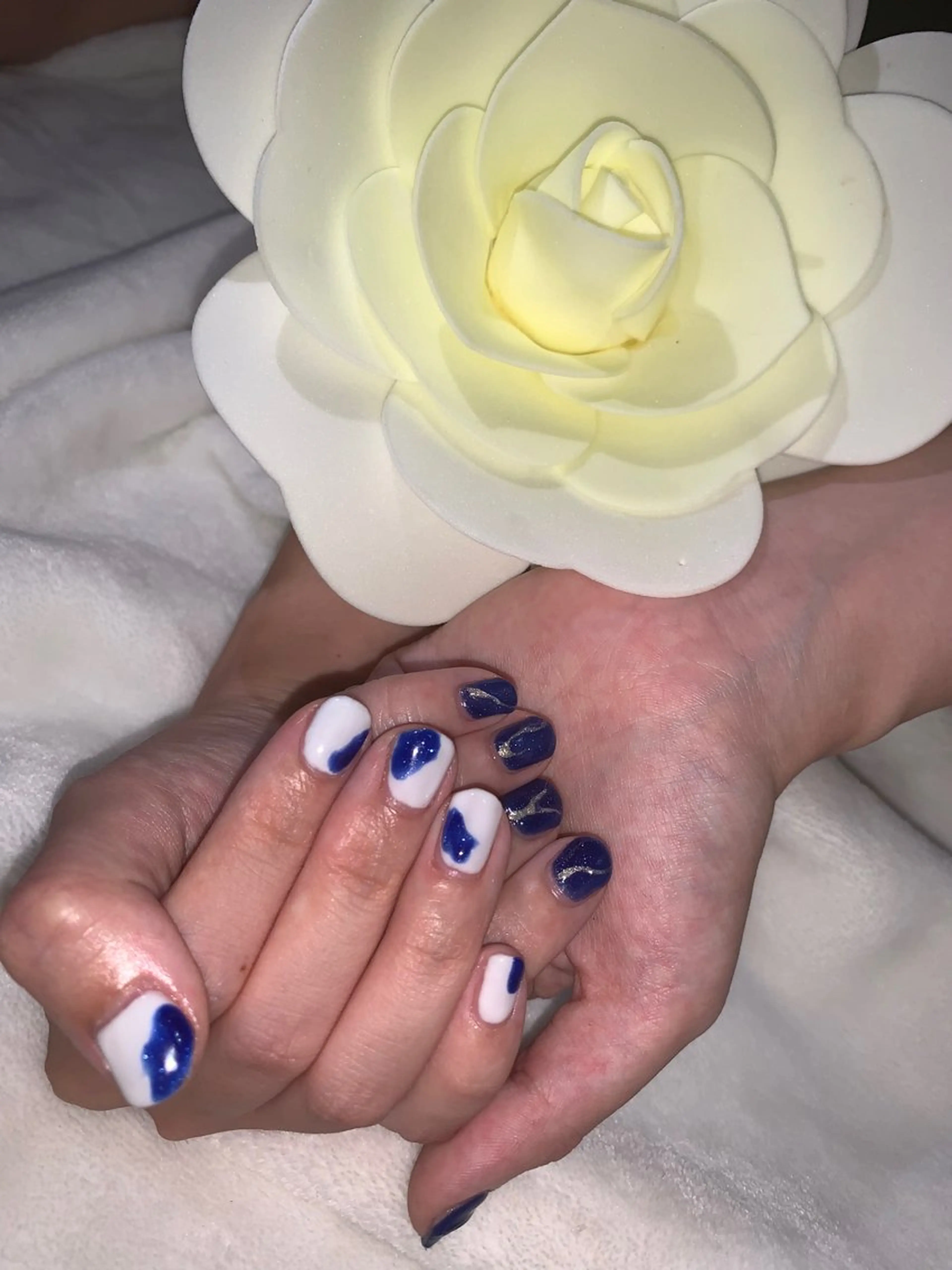 ネイル ブルー ホワイト 中西 美羽のネイルデザイン