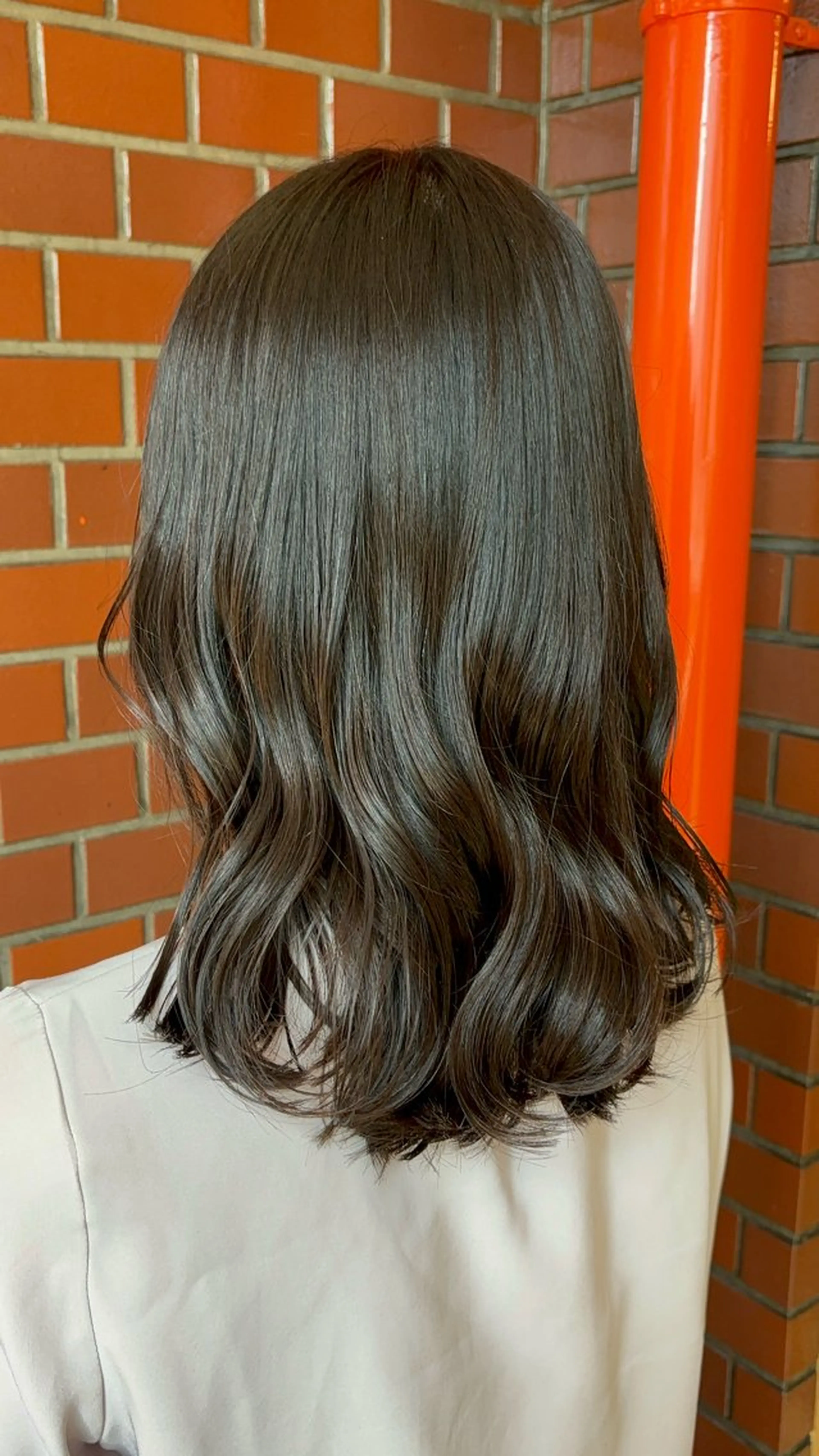 ミディアム シオン/艶髪/ グレージュカラーのヘアスタイル