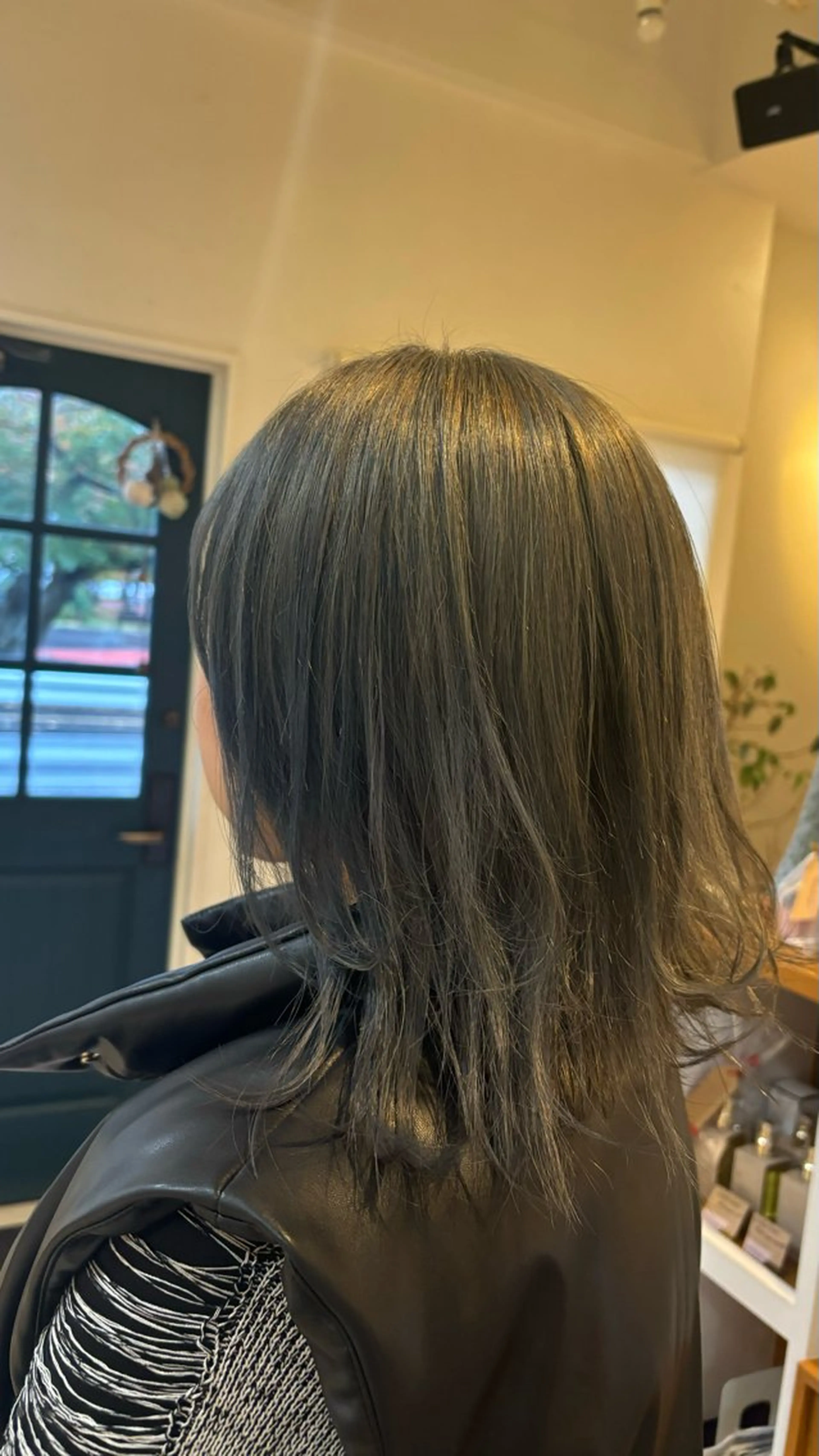 ミディアム カラー ブリーチ グレージュ オリーブグレージュ オリーブグレー makoto⌇レイヤ ー⌇艶カラー🍒‎のヘアスタイル