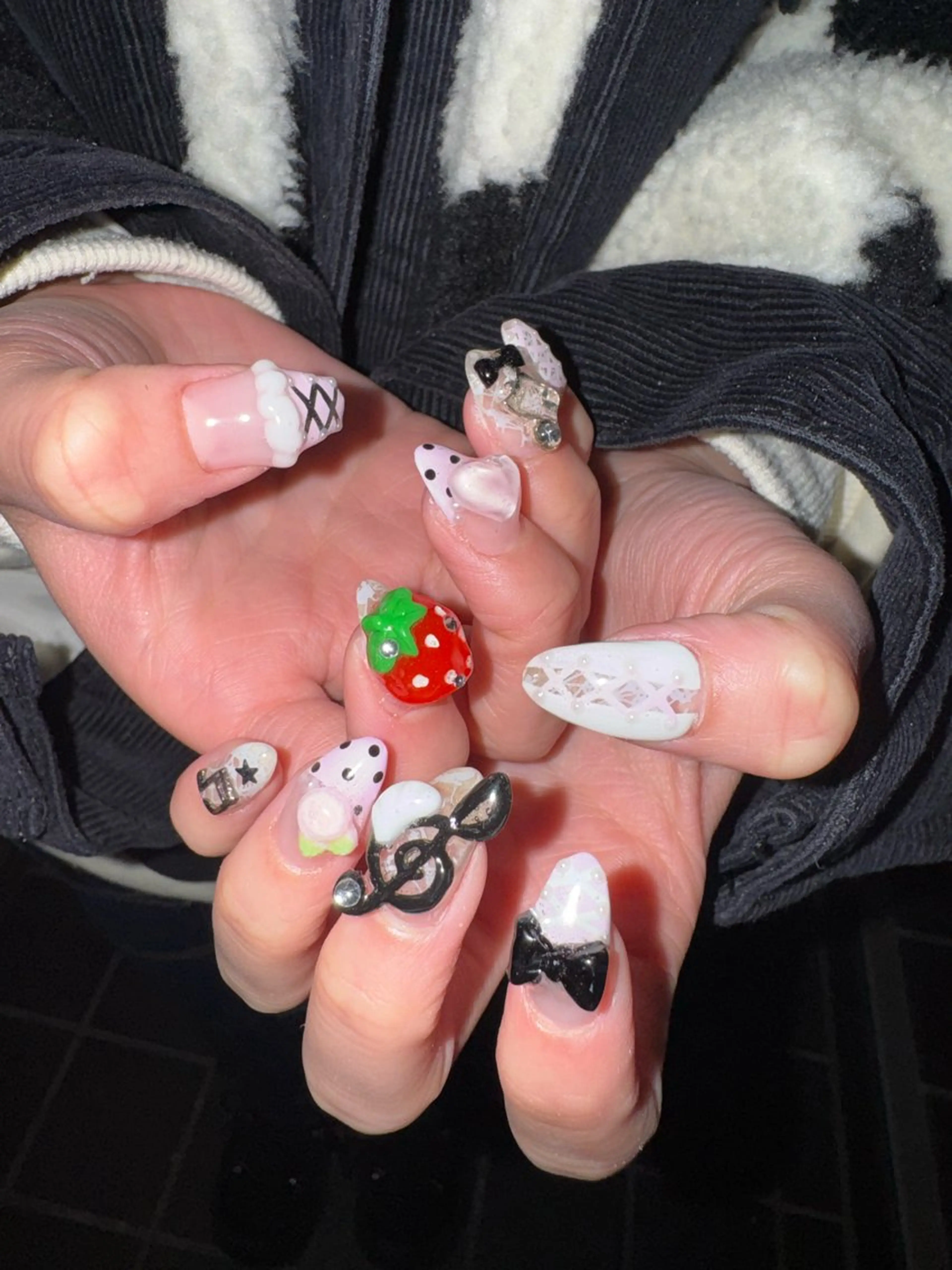 ネイル ハンドネイル フットネイル MITSUKI🪡 海外/個性派/ロングのネイルデザイン