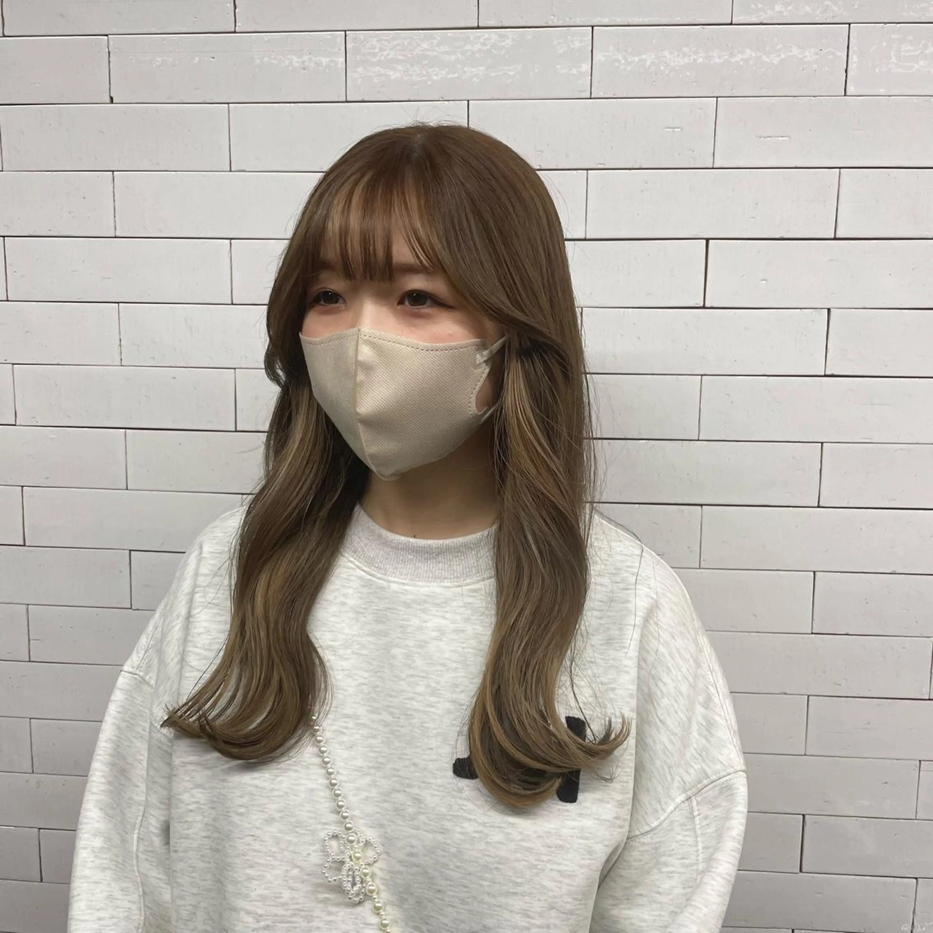 ロング カラー ベージュカラー インナーカラー ミルクティーベージュ やすだ しおりのヘアスタイル