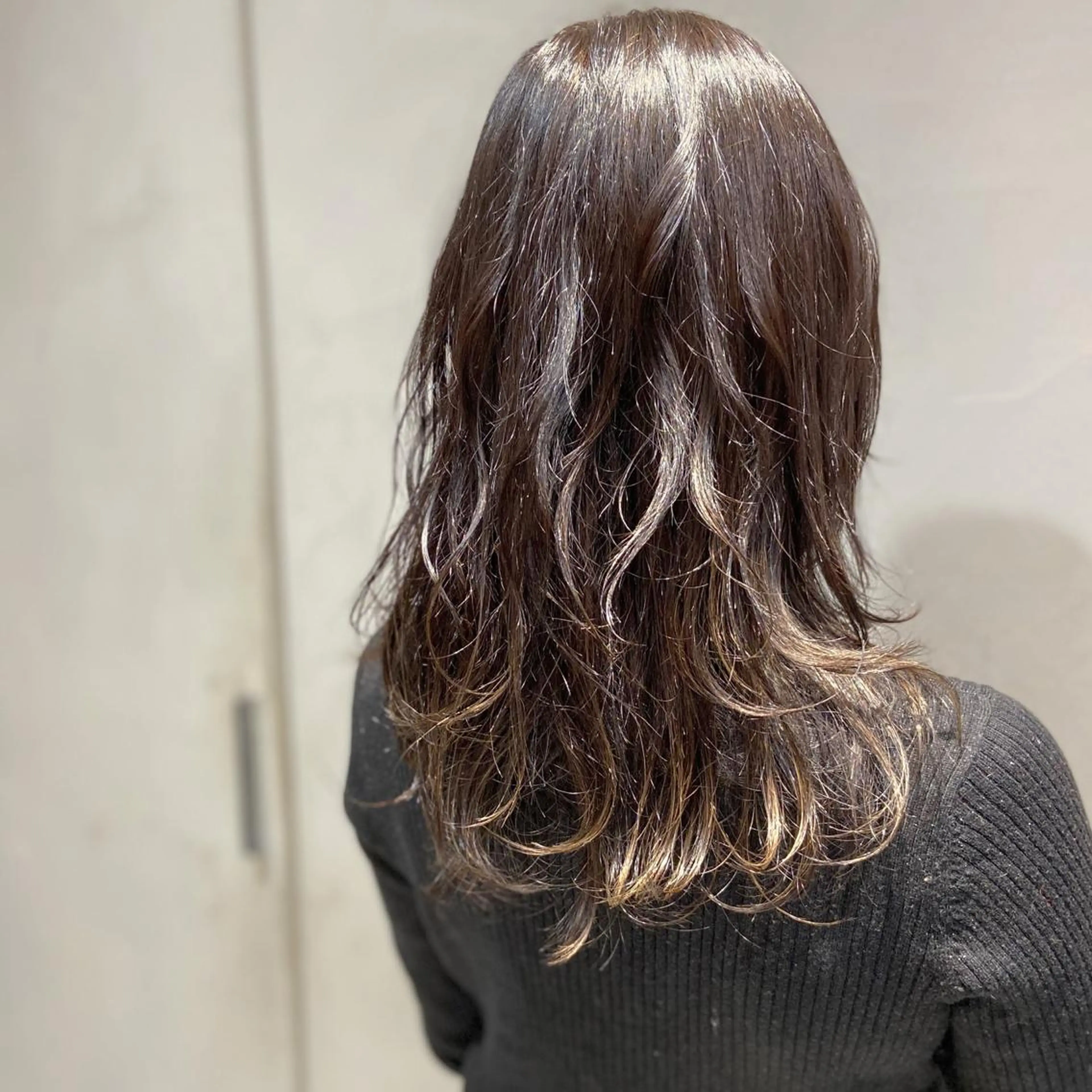セミロング カラー ハイライトカラー ハイライト ウルフカット ヘアカラー トリートメント ヘッドスパ ヘアセット カジュアルを女っぽく 𝗮𝘆𝗮𝗰𝗼のヘアスタイル