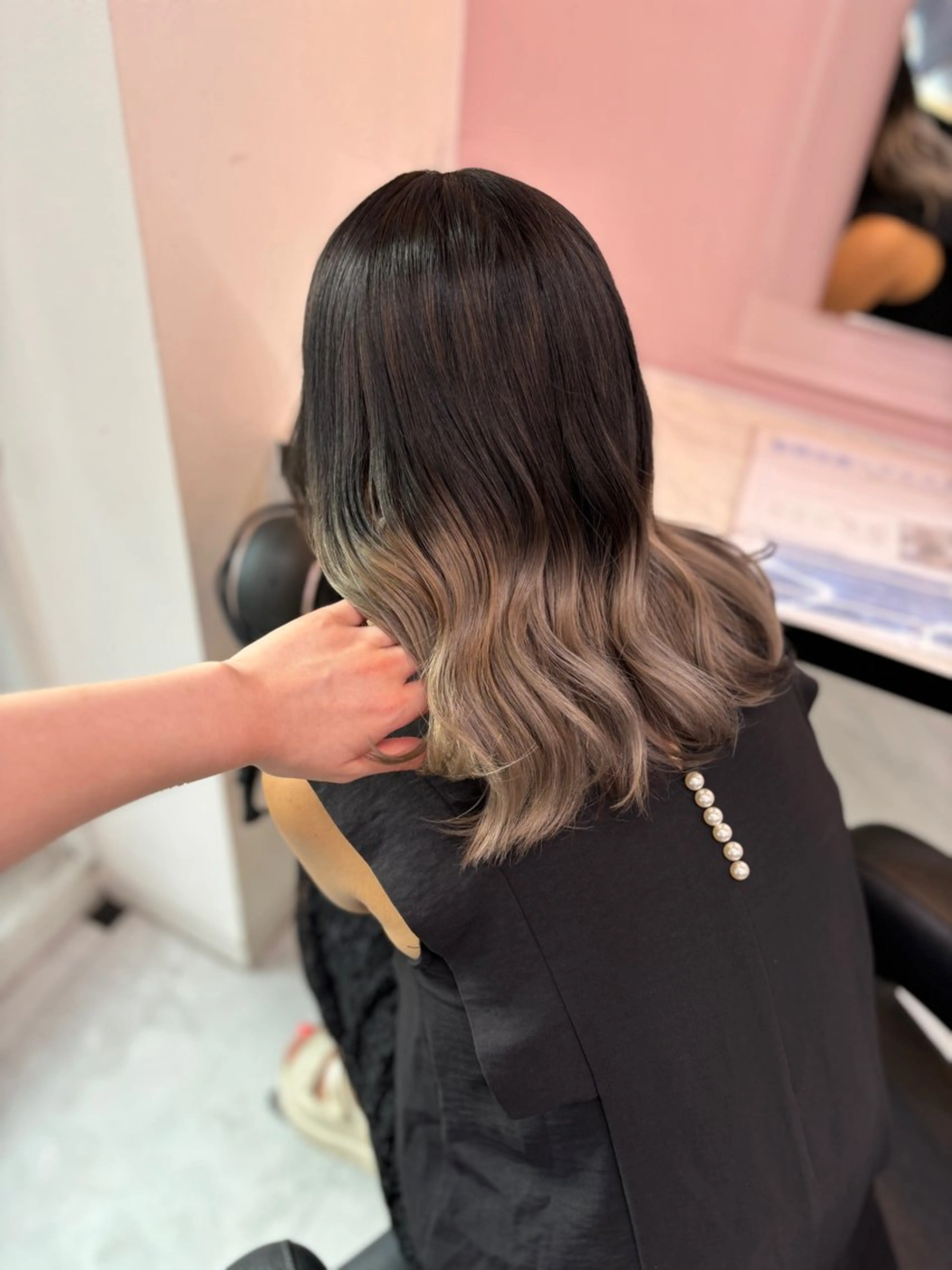 ミディアム カラー バレイヤージュ デザインカラー ダブルカラー グラデーションカラー レイヤーカット ヘアカラー 💙ハイトーン韓国風 色白ヘア💙manaのヘアスタイル