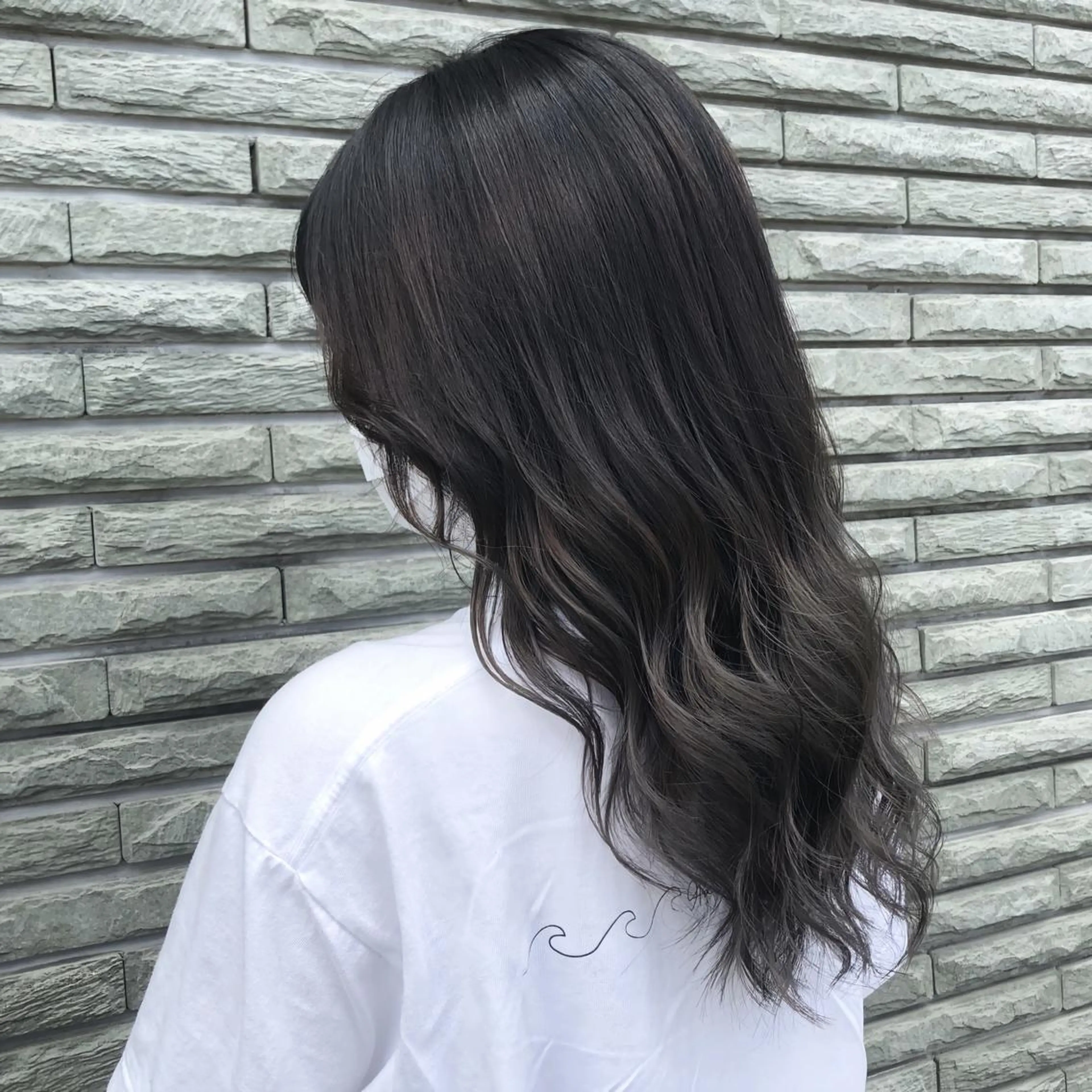 ロング カラー バレイヤージュ グラデーションカラー ハイライトカラー ハイトーンカラー ハイライト NEO Beauty Salon所属・𝐍𝐄𝐎 𝐉𝐔𝐑𝐈のネイルデザイン