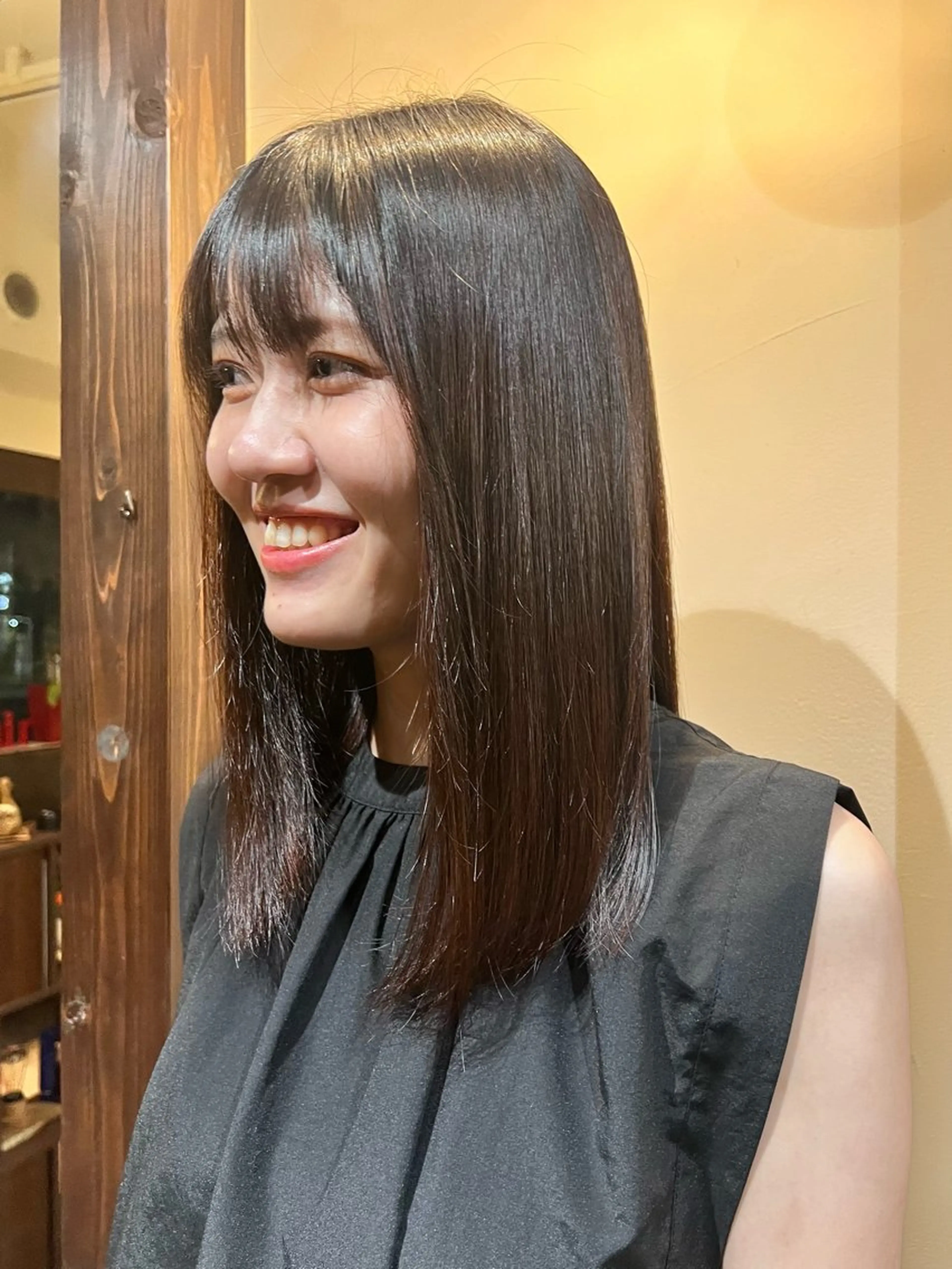 セミロング 酸性ストレート Luster Friends所属・まゆ | 艶カラー | ストレートのヘアスタイル