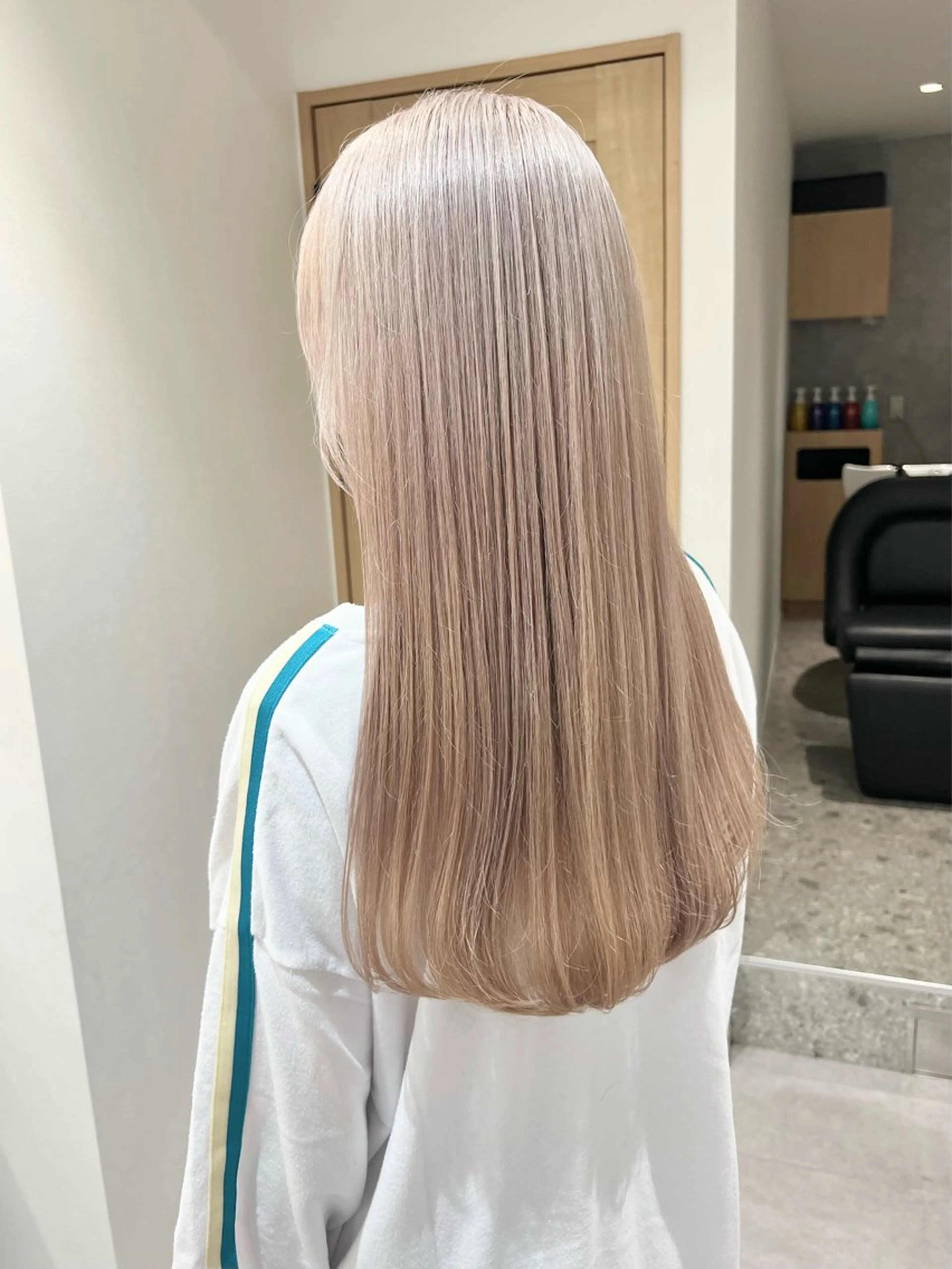 ロング miyu✂︎Lien 上品なブリーチカラーのヘアスタイル