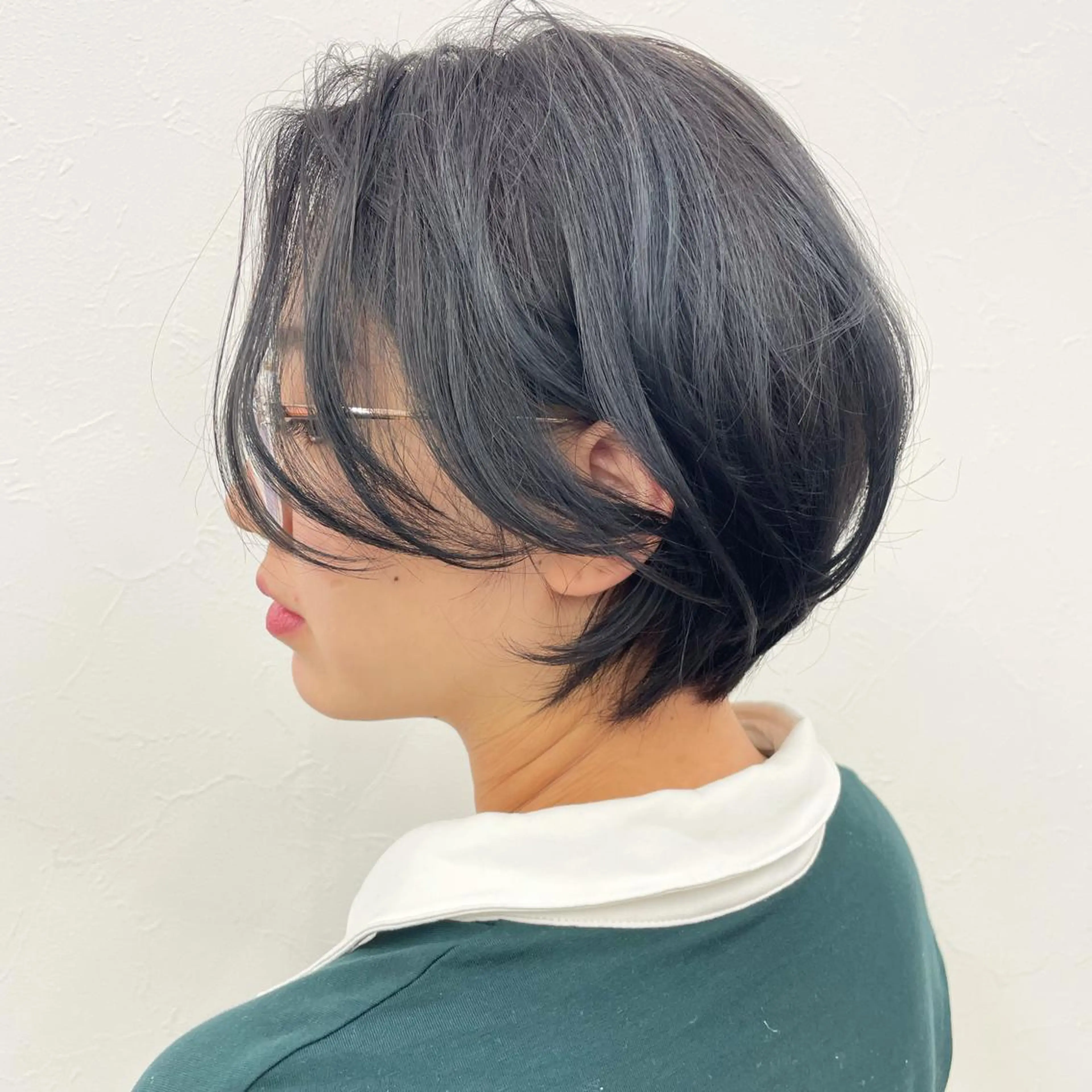 ショート カラー 黒髪 ブルーカラー ブルーブラック セルフホワイトニング Ines渡辺リエのその他イメージ