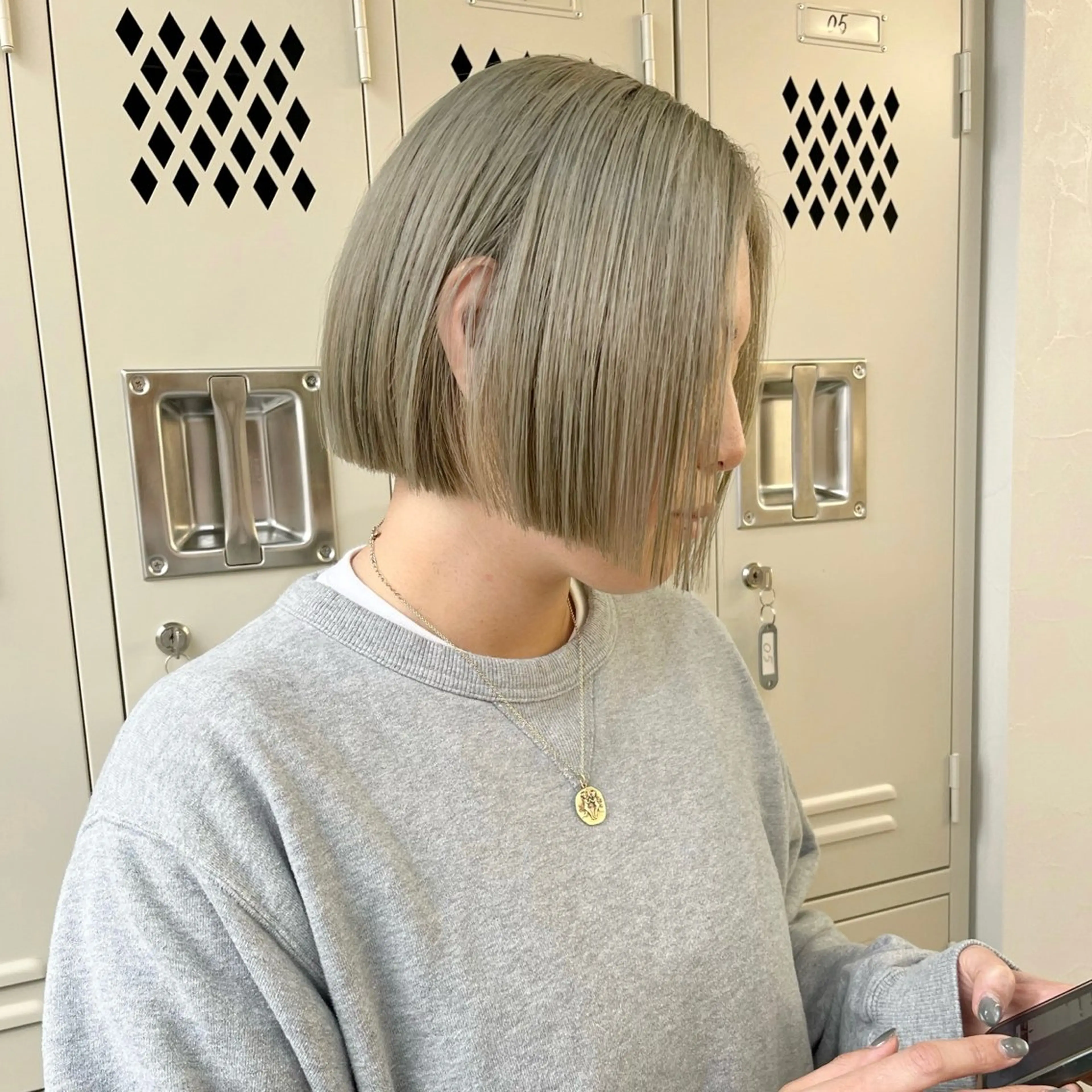 ショート カラー ブリーチ グレージュ ブリーチなしカラー オリーブグレージュ オリーブグレー カット ヘアカラー トリートメント 初めてのショート お任せください✂️のヘアスタイル