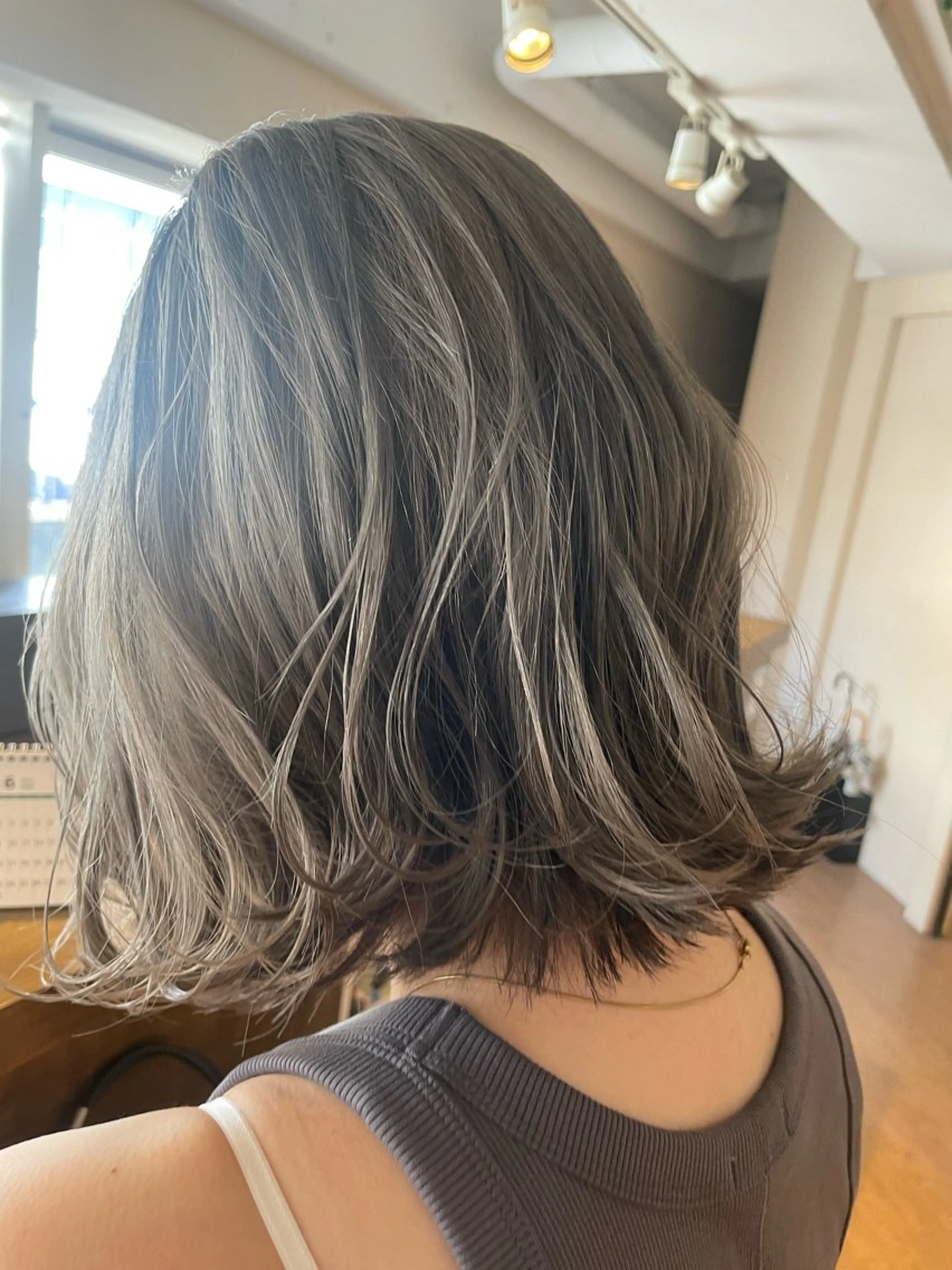 ショート カラー グレージュ ハイトーンカラー モードケイズ塚口 河野髪質改善ioLuのヘアスタイル