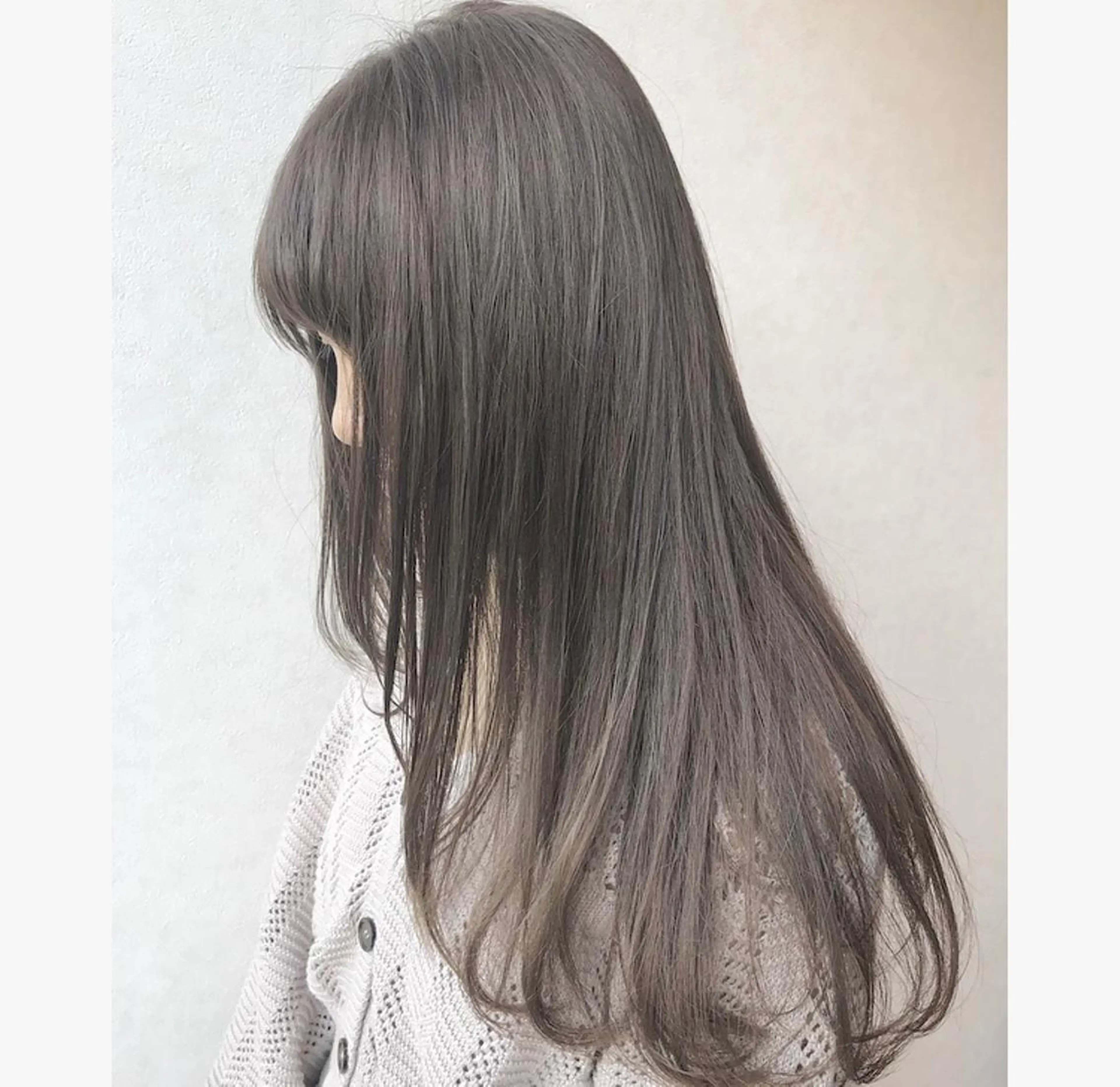ロング カラー グレージュ AGU akariのヘアスタイル