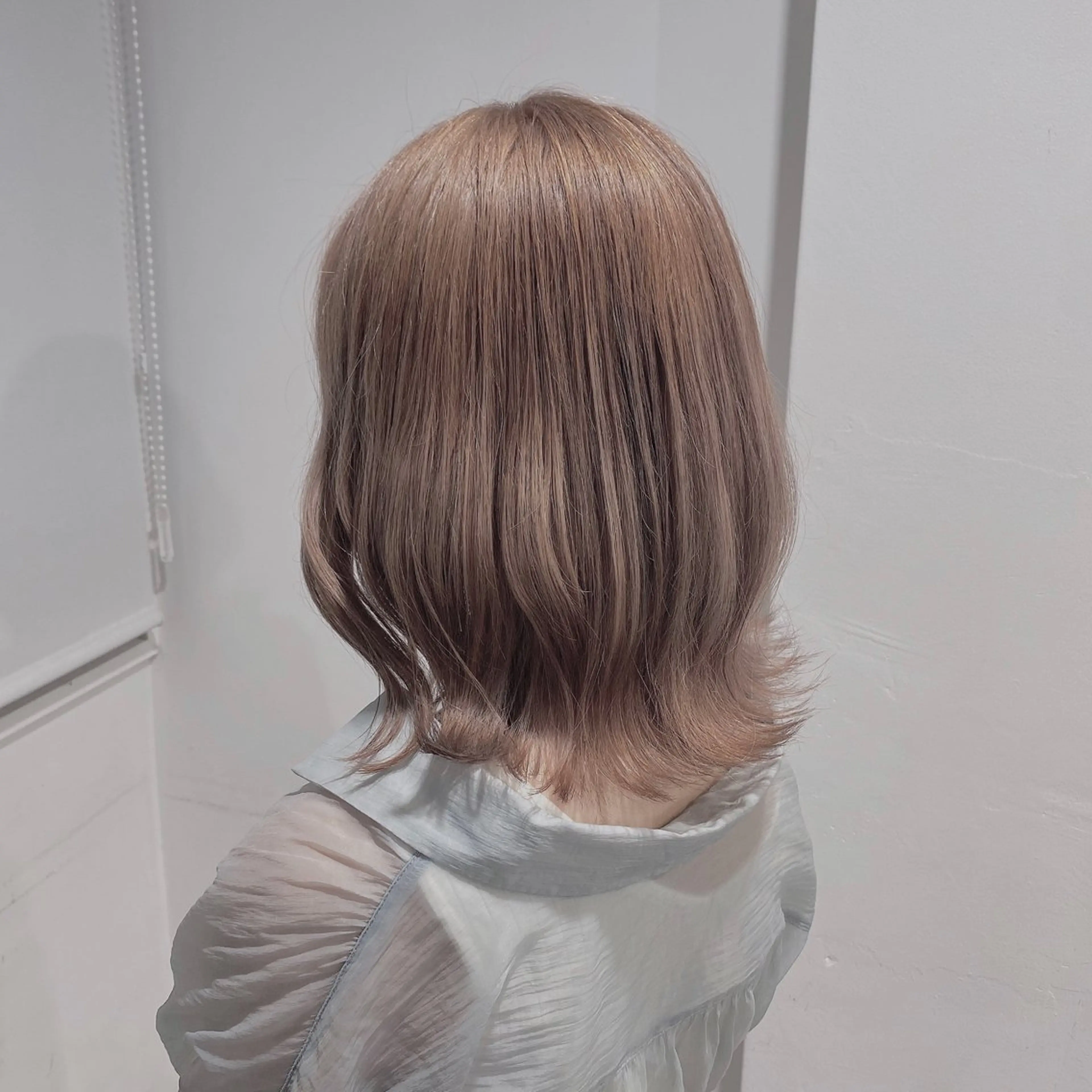 セミロング カラー ヘアカラー トリートメント 韓国レイヤー🕊️ 柔らかベージュ🧸のヘアスタイル