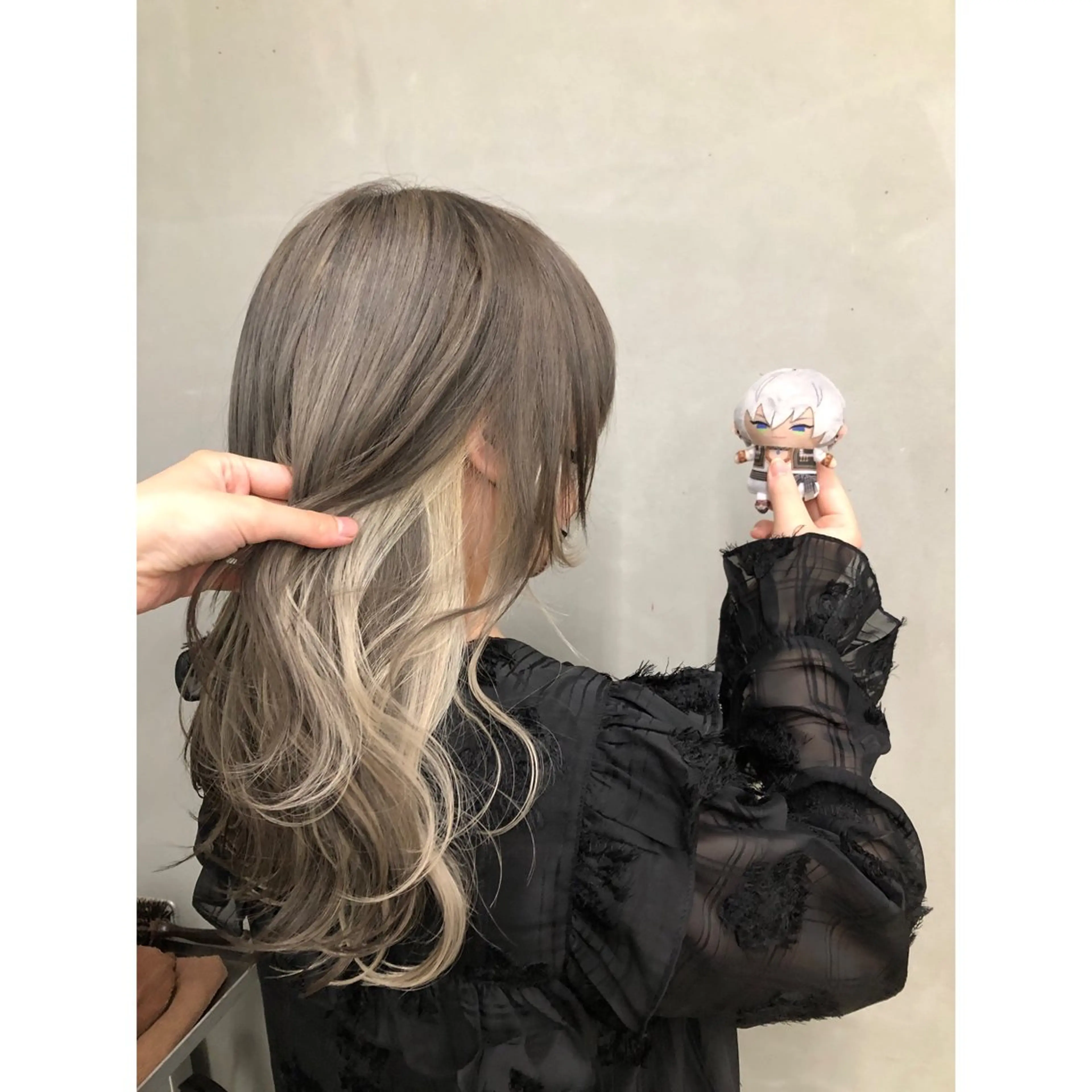 セミロング カラー ベージュカラー ブリーチ ホワイトベージュ 推しカラー✨ オタク美容師ユウカのヘアスタイル