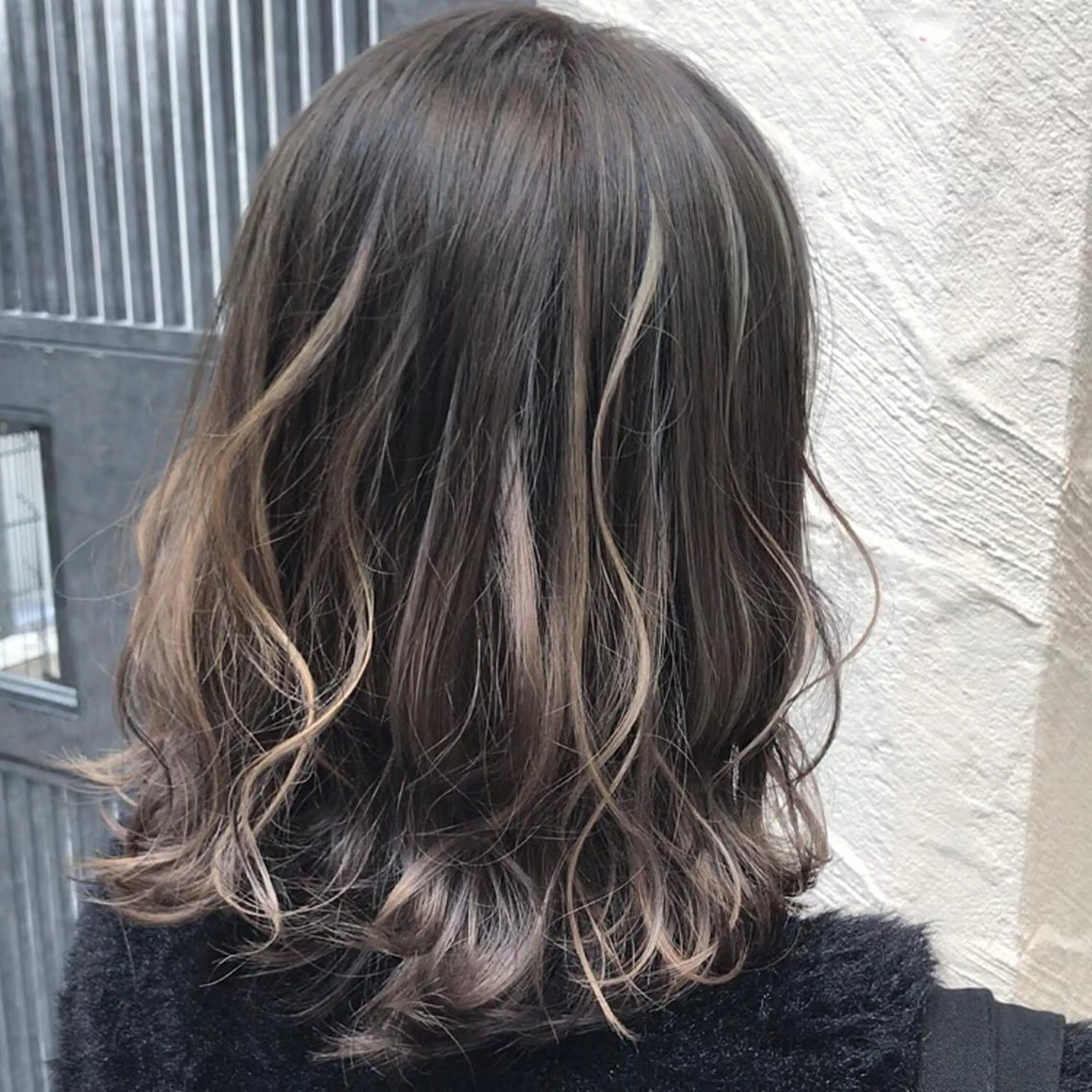 ミディアム カラー アッシュ バレイヤージュ ベージュカラー ハイライトカラー ハイライト AMI Hair  supply所属・髪質改善カラー 韓国風レイヤーのヘアスタイル