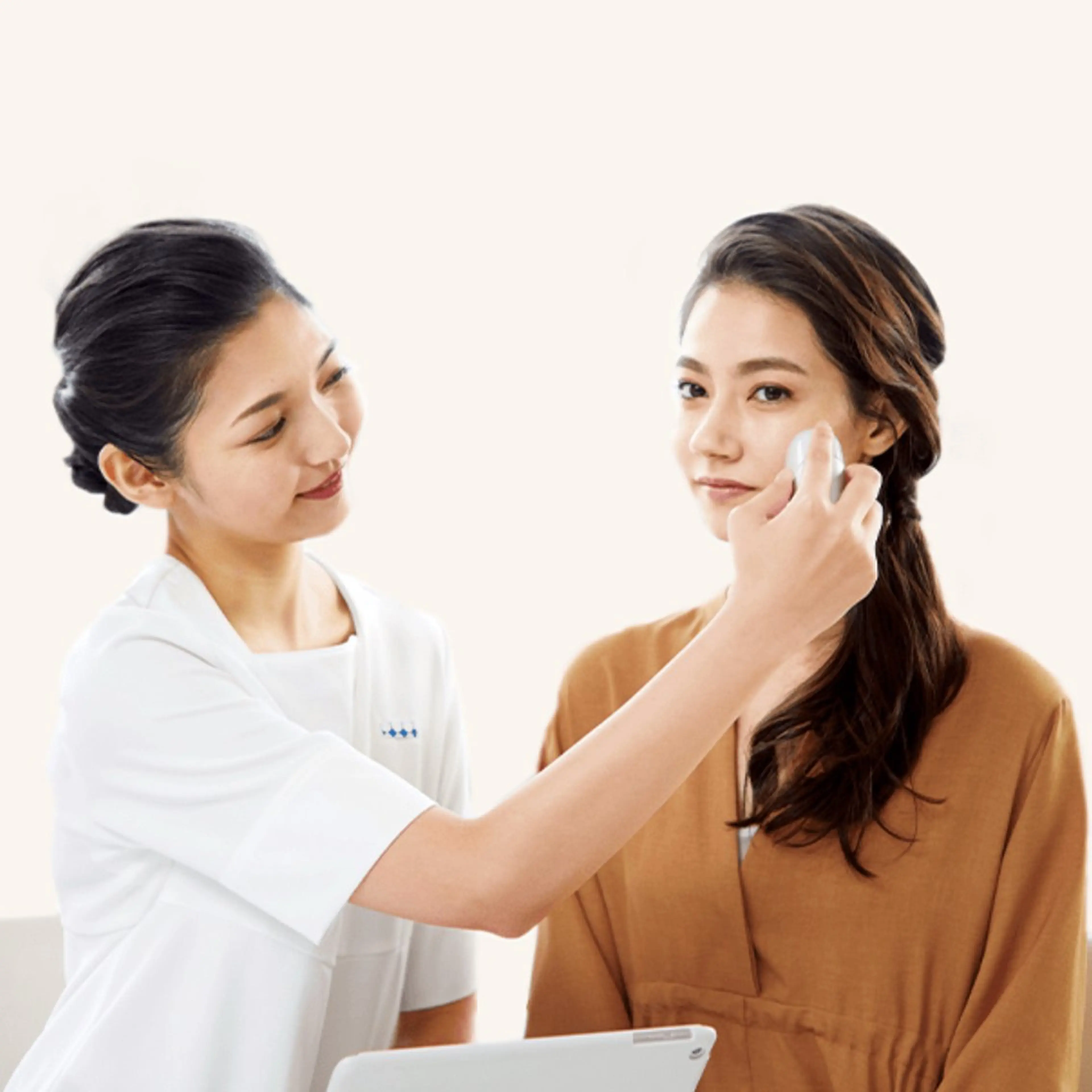 大好評ＡＩ搭載のiPadと、最先端技術のカメラを使用したお肌の分析✨お肌悩みの解決に！ご希望の方にはフェイシャルエステ付の写真