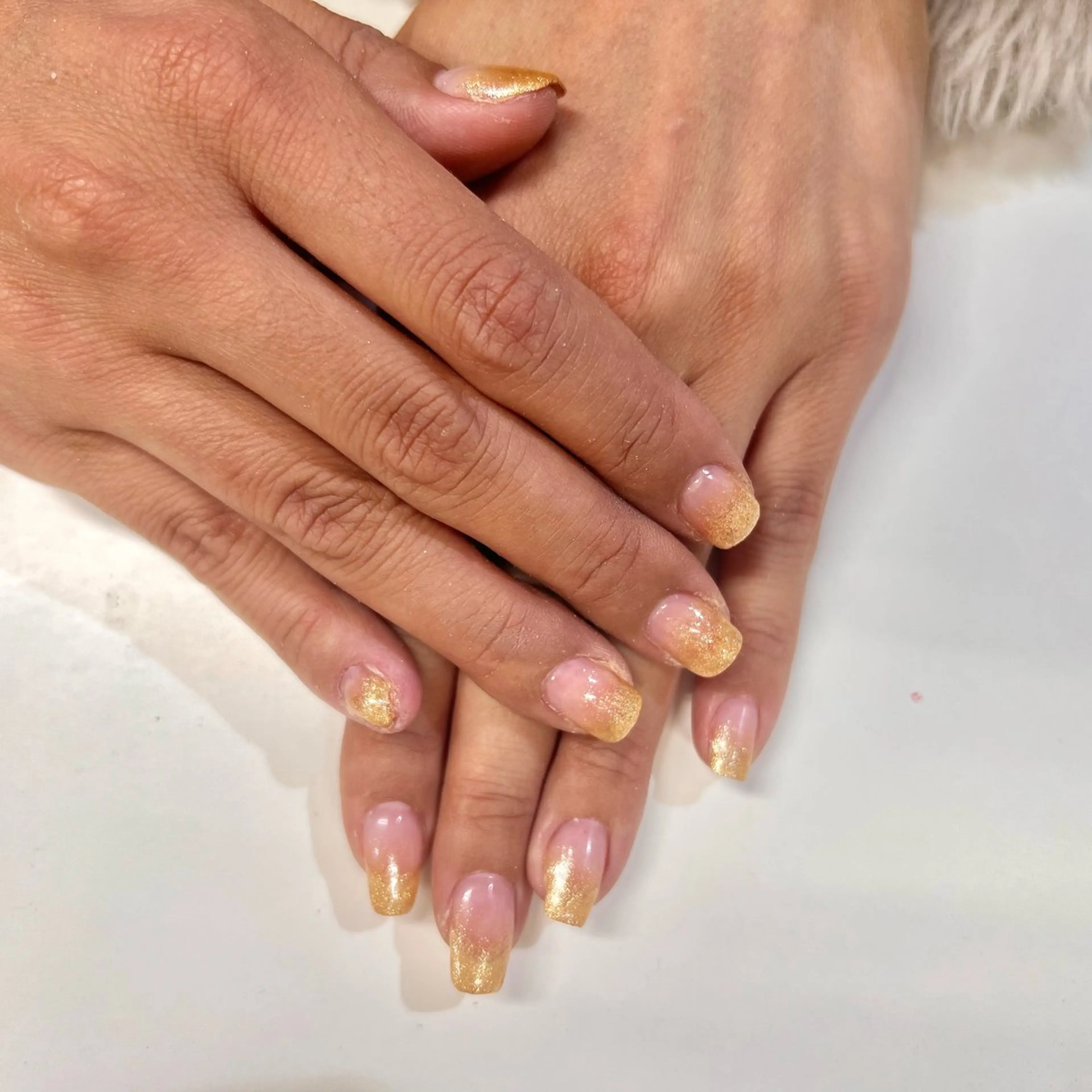 ネイル ゴールド グラデーション ネイルサロンエーナイン琴似店所属・鈴木 彩友のネイルデザイン