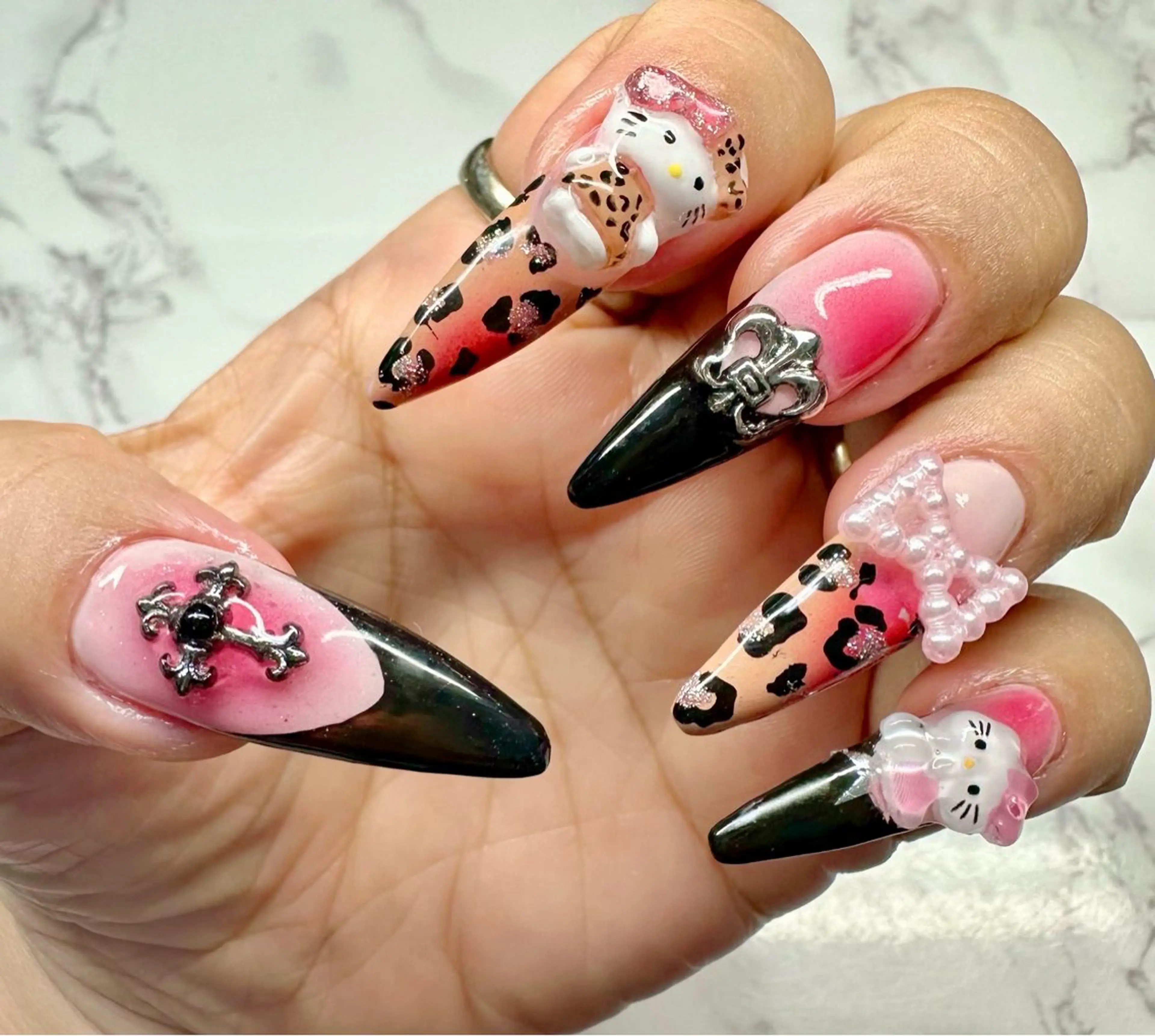 ネイル アニマル柄 チークネイル フレンチネイル ハロウィン キラキラネイル M.N_ nailのネイルデザイン