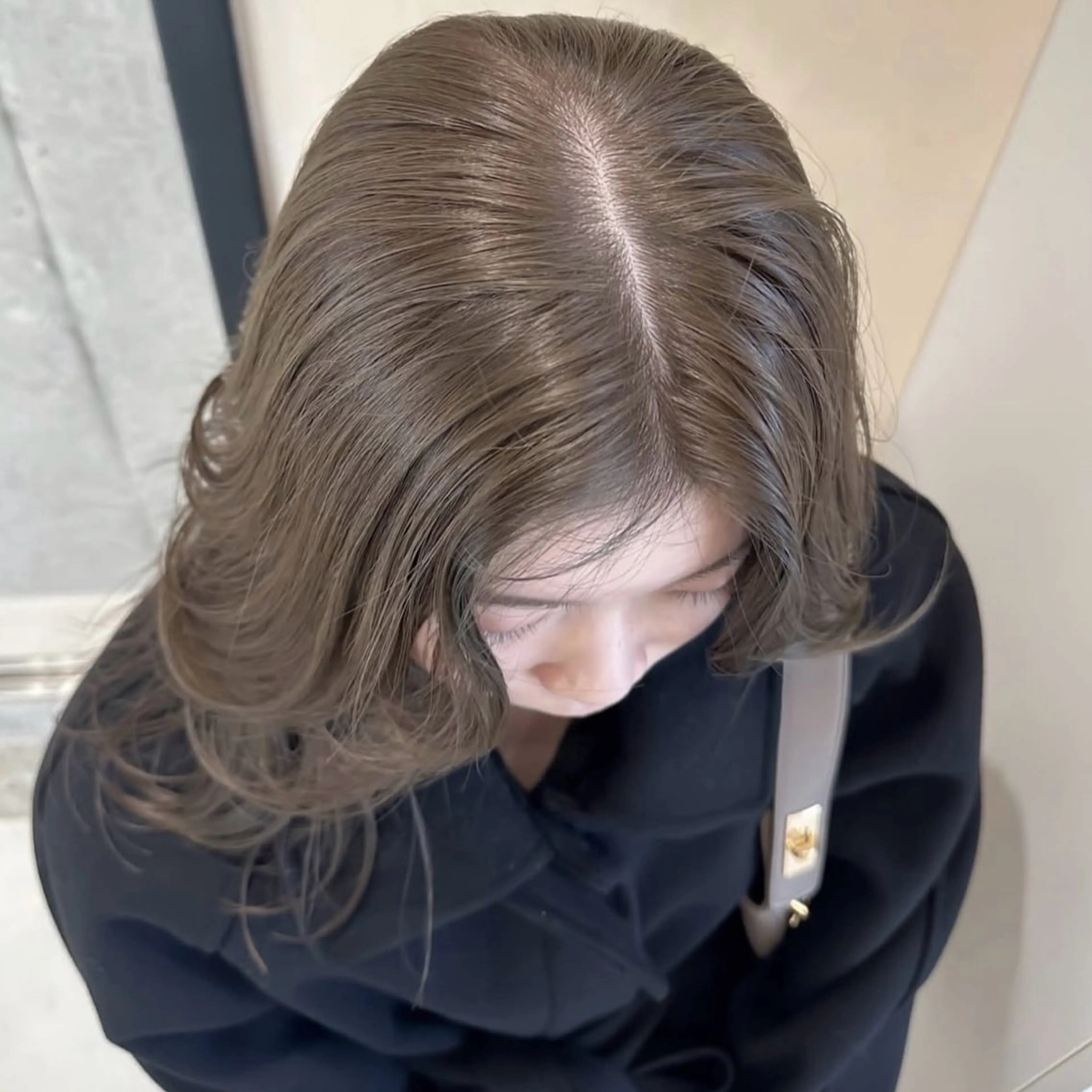 セミロング カラー ブリーチ グレージュ ミルクティーグレージュ ブリーチなしカラー カット ヘアカラー トリートメント 高橋大樹/グレージュ 透明感/髪質改善のヘアスタイル