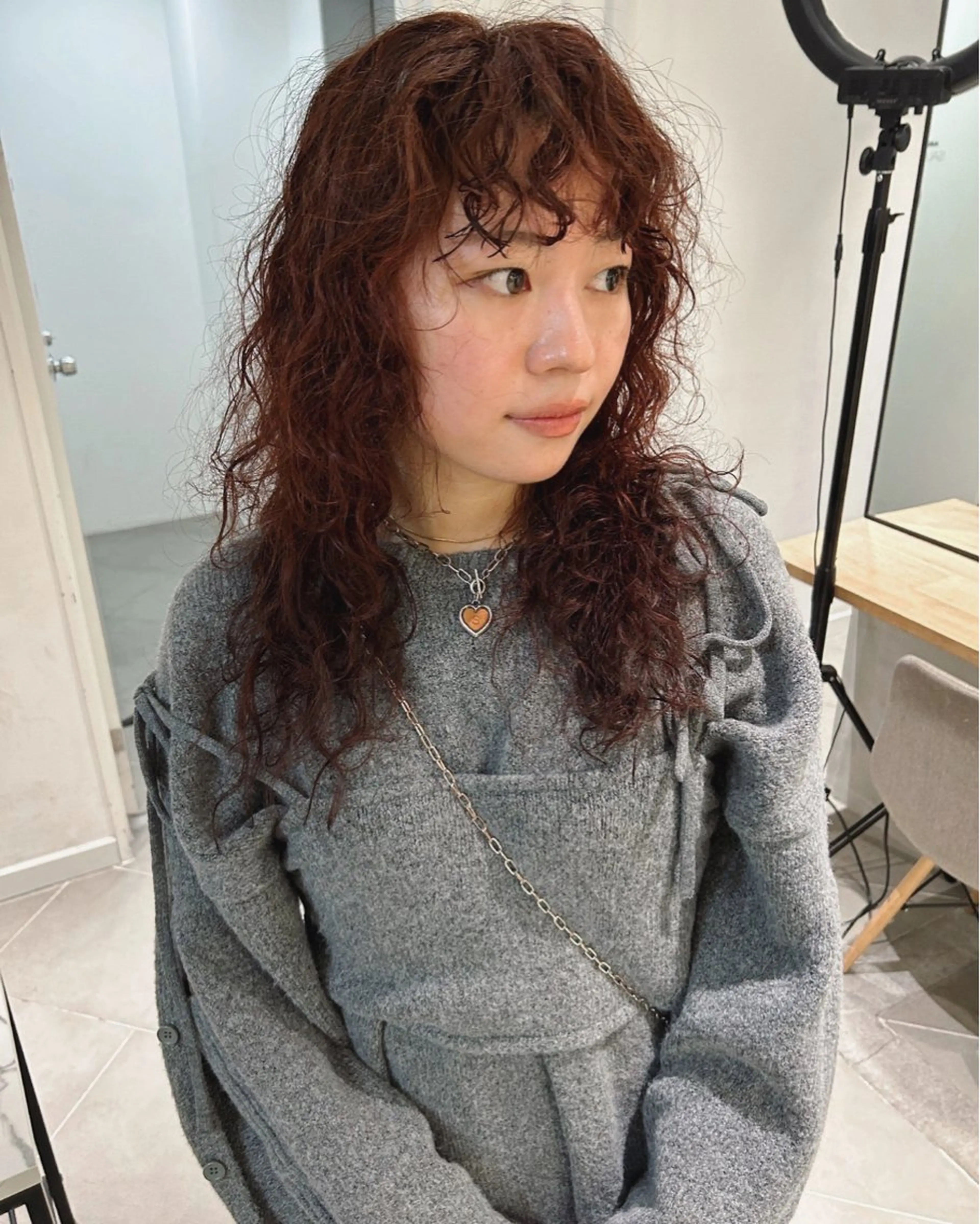 セミロング カラー パーマ セミロングパーマ レイヤーカット カット ヘアカラー パーマ Loom.所属・村上雅人 ナチュラルモードのヘアスタイル