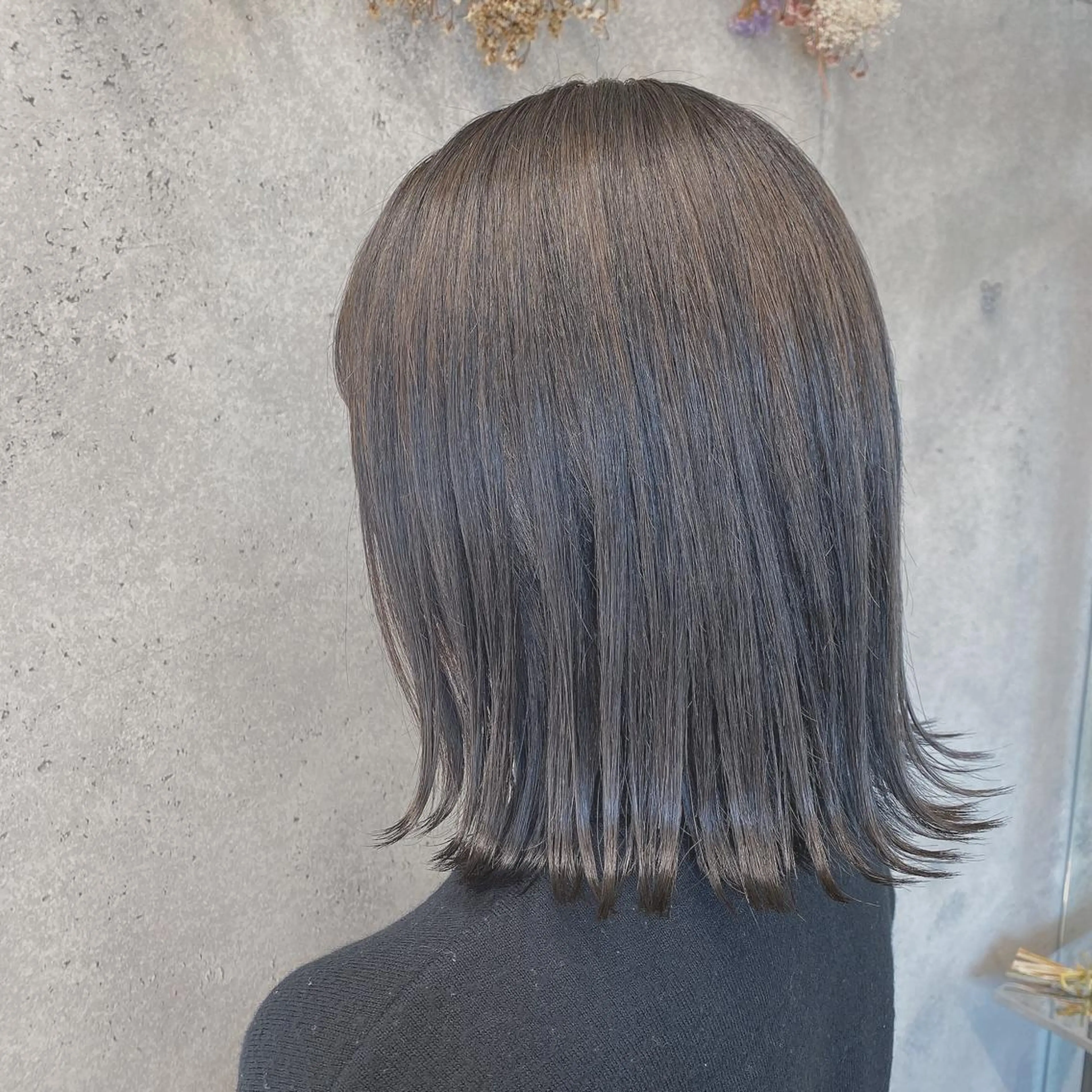 ミディアム カラー アッシュ 透明感カラー シルバー wakana 【ブリーチカラー】のヘアスタイル