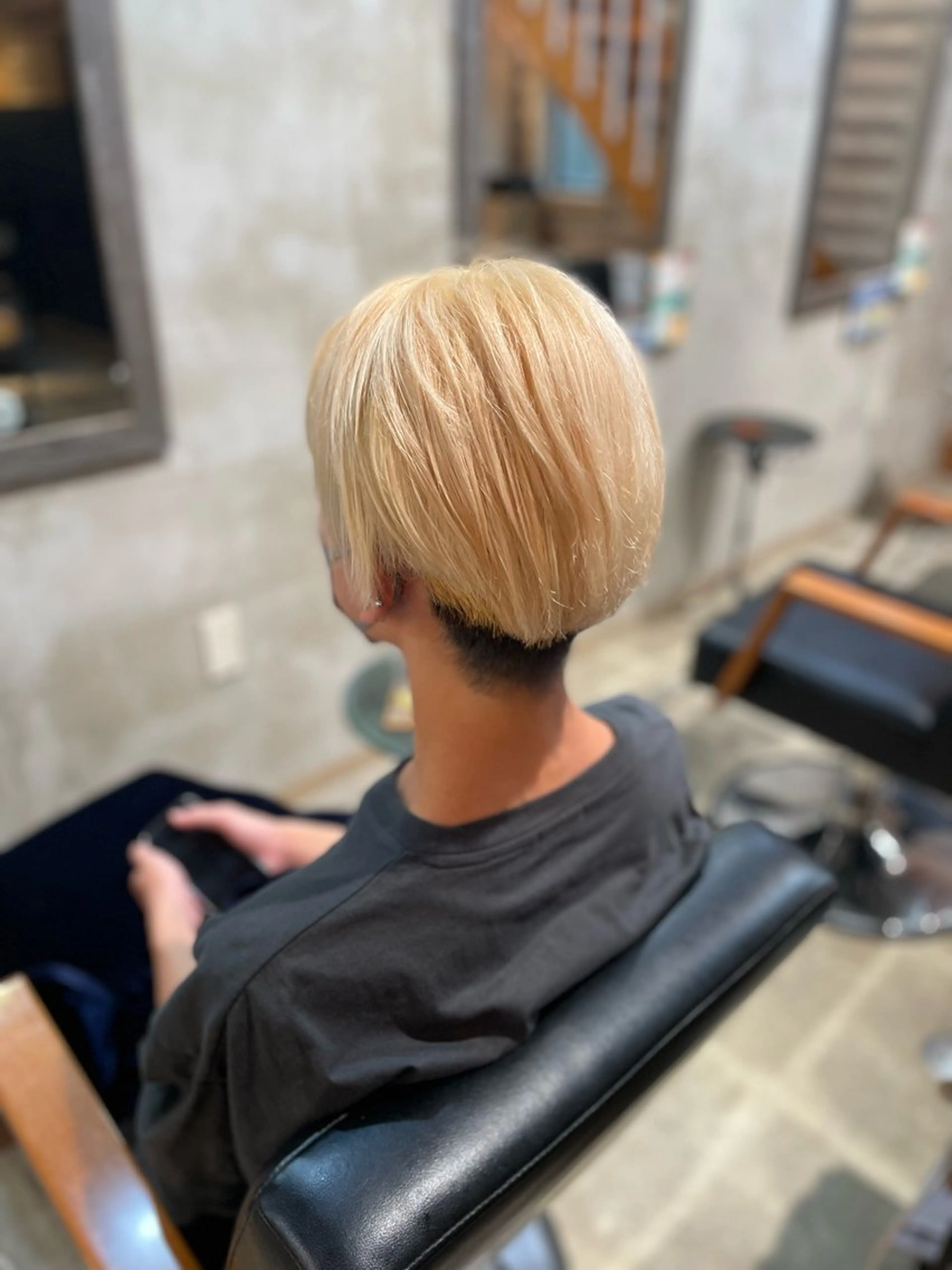 カラー 抜きっぱなしブロンド ヘアカラー 🐾及部 艶髪|艶 カラーショート|ボブのヘアスタイル