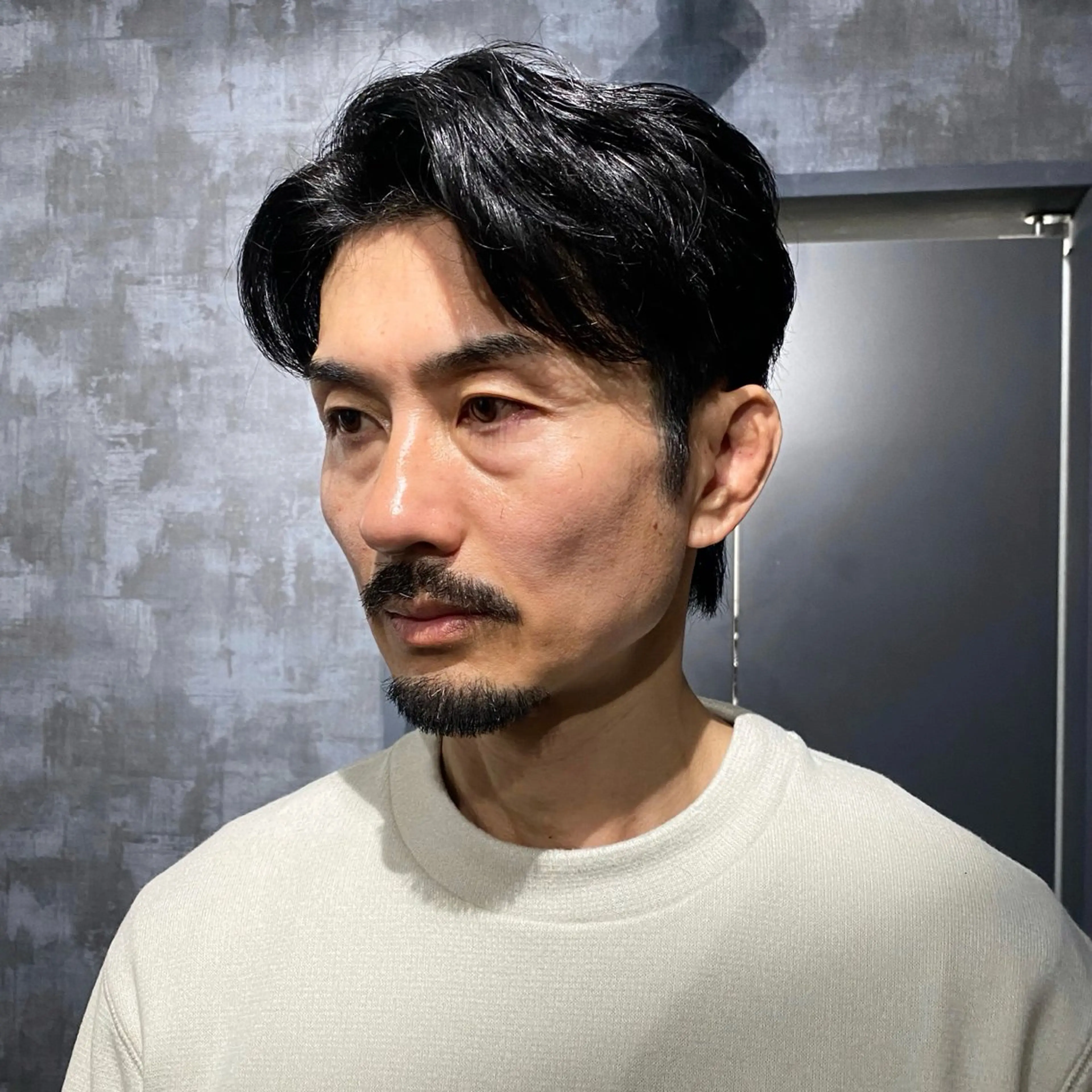 ショート メンズ ビジネス センターパート メンズショート 刈り上げ ショートヘア センターパート/ニ ュアンスパーマのヘアスタイル