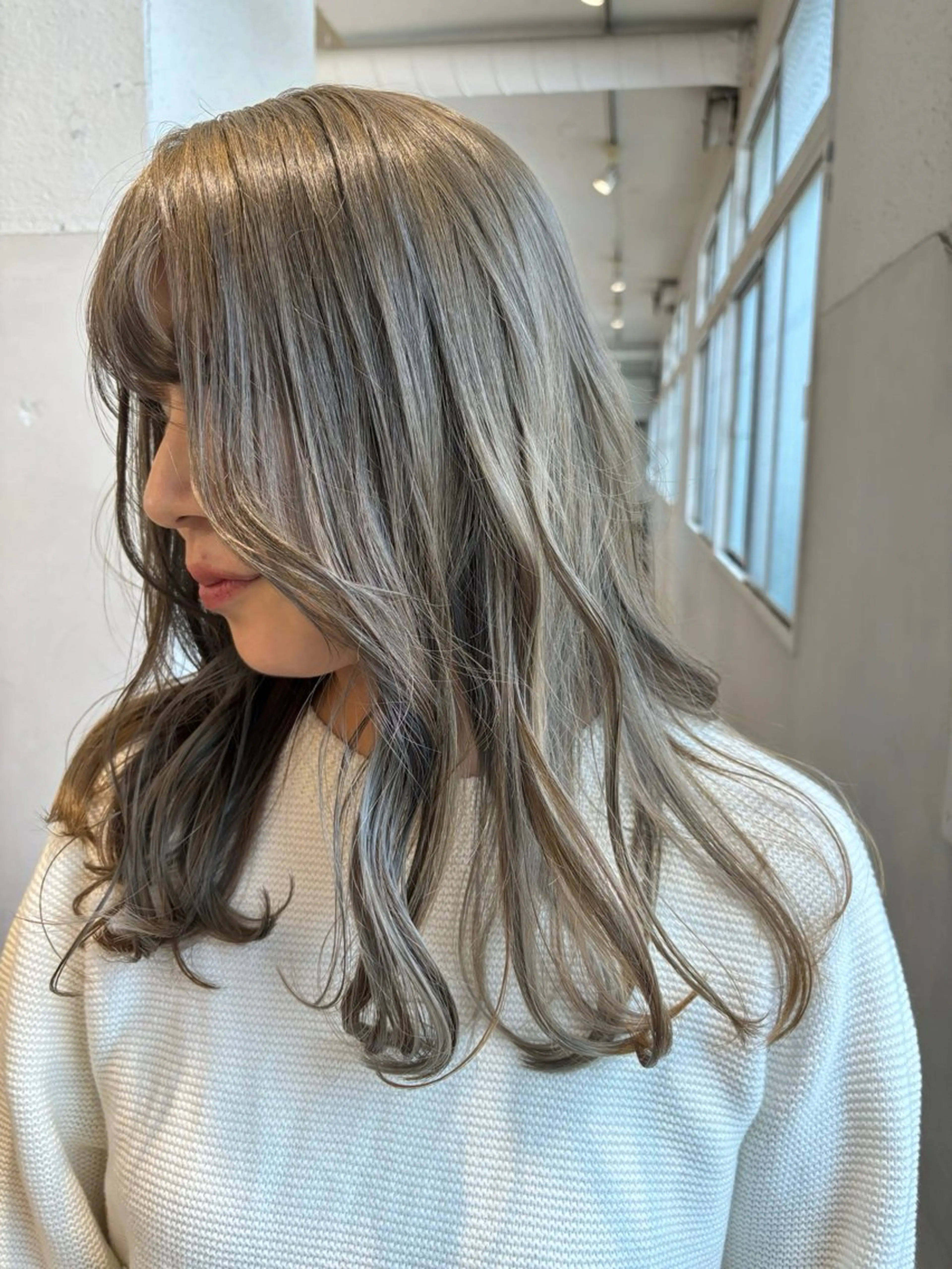 セミロング カラー ブリーチ 透明感カラー グレージュ オリーブグレージュ オリーブグレー ヘアカラー てんま さやかのヘアスタイル