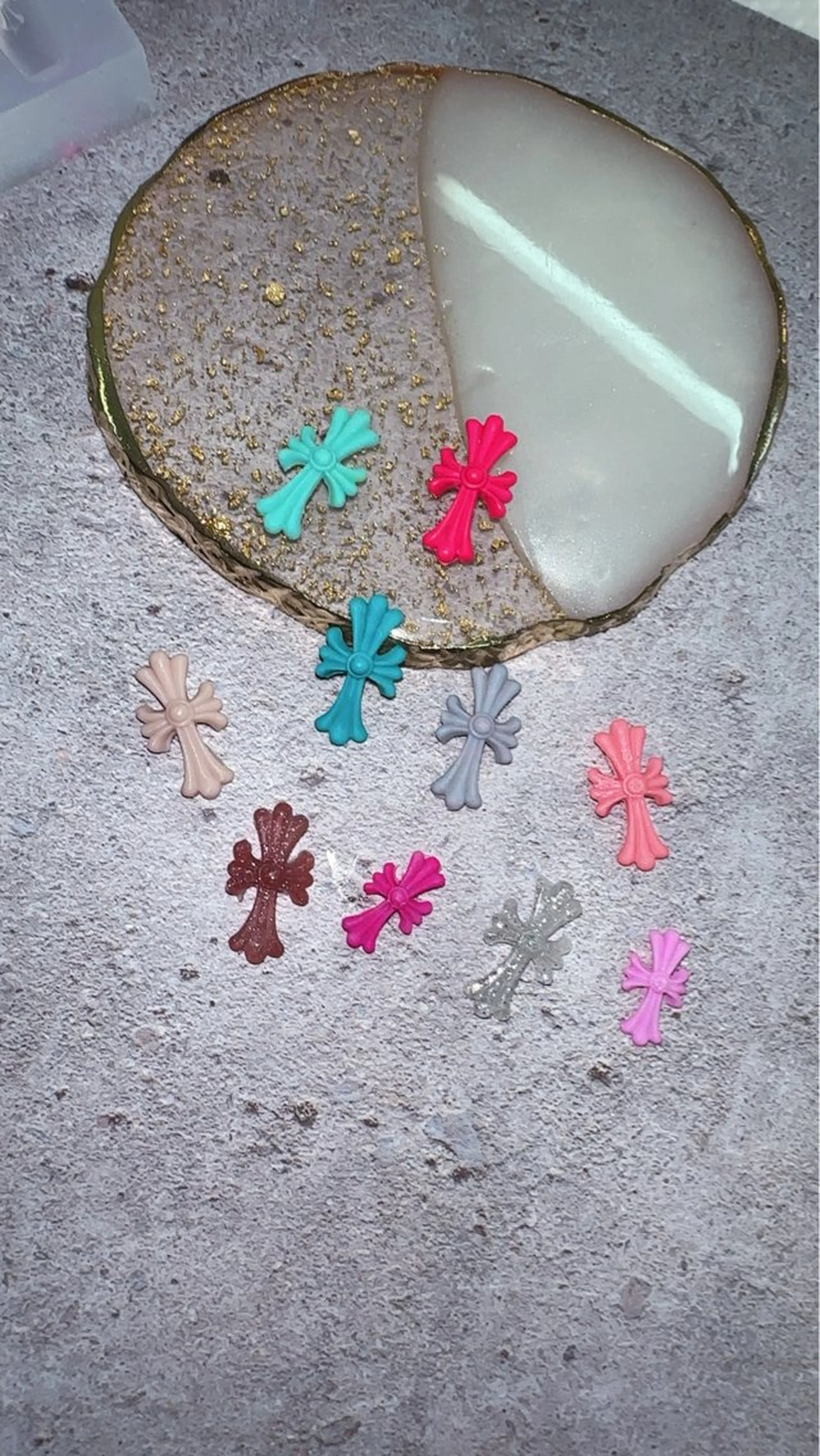 SNSで大人気❣️クロスパーツ✝️2個付きワンカラー⭐️¥6000の写真