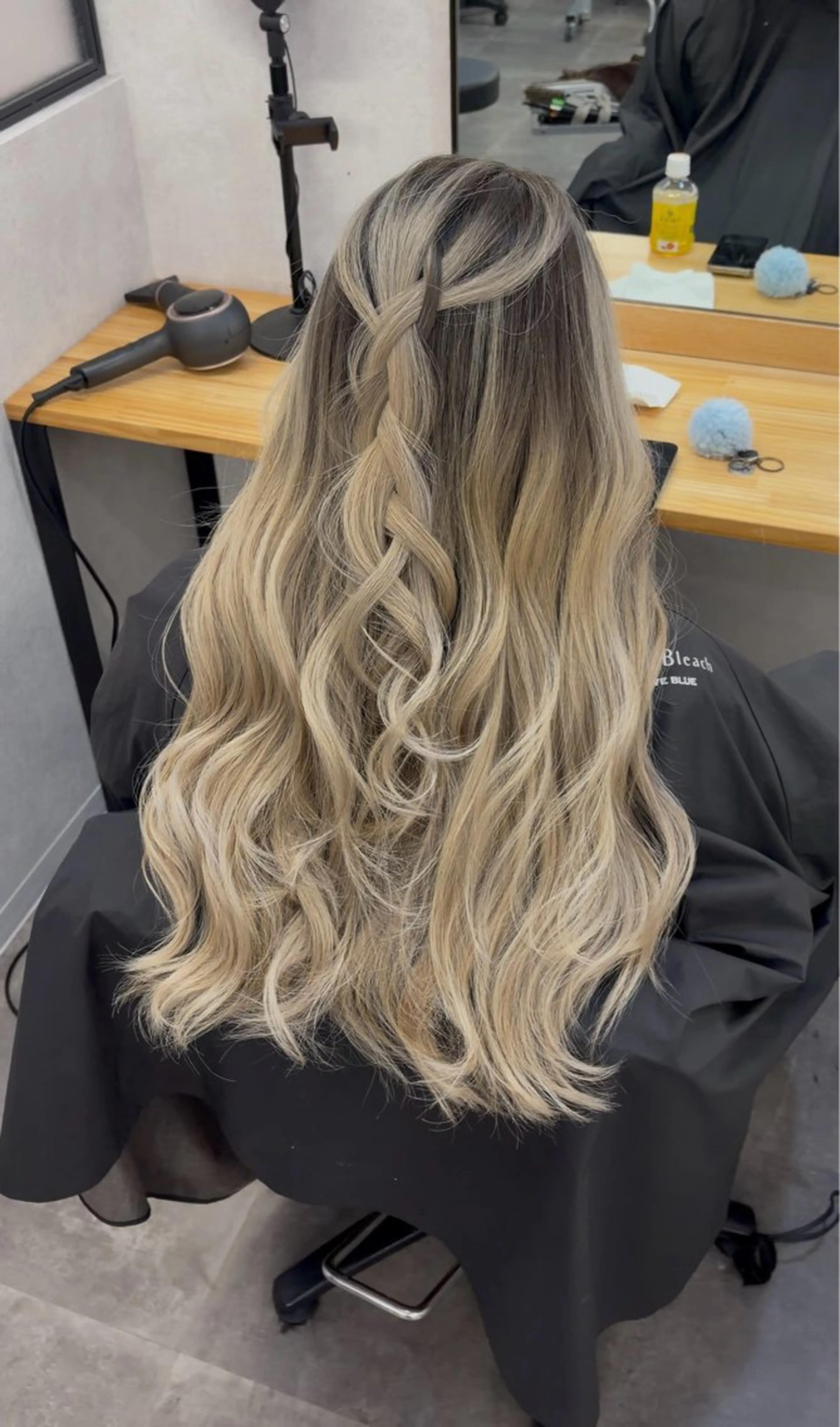 ロング カラー バレイヤージュ レイヤーカット ヘアカラー 🌟心斎橋レイヤー 艶ハイトーン/ウルフのヘアスタイル