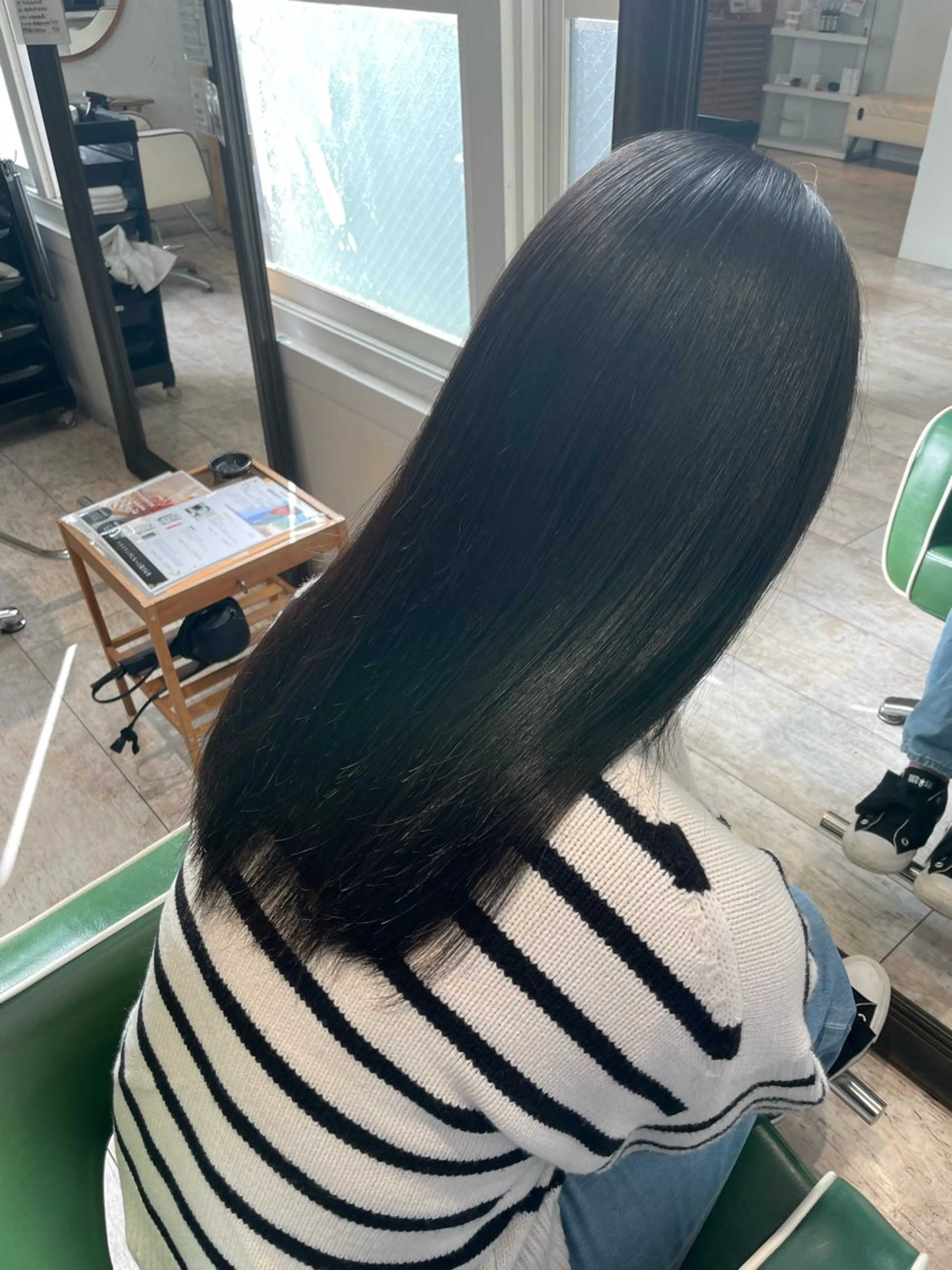 セミロング esse大阪茶屋町店所属・レイヤーカット 新井田陽寿のヘアスタイル