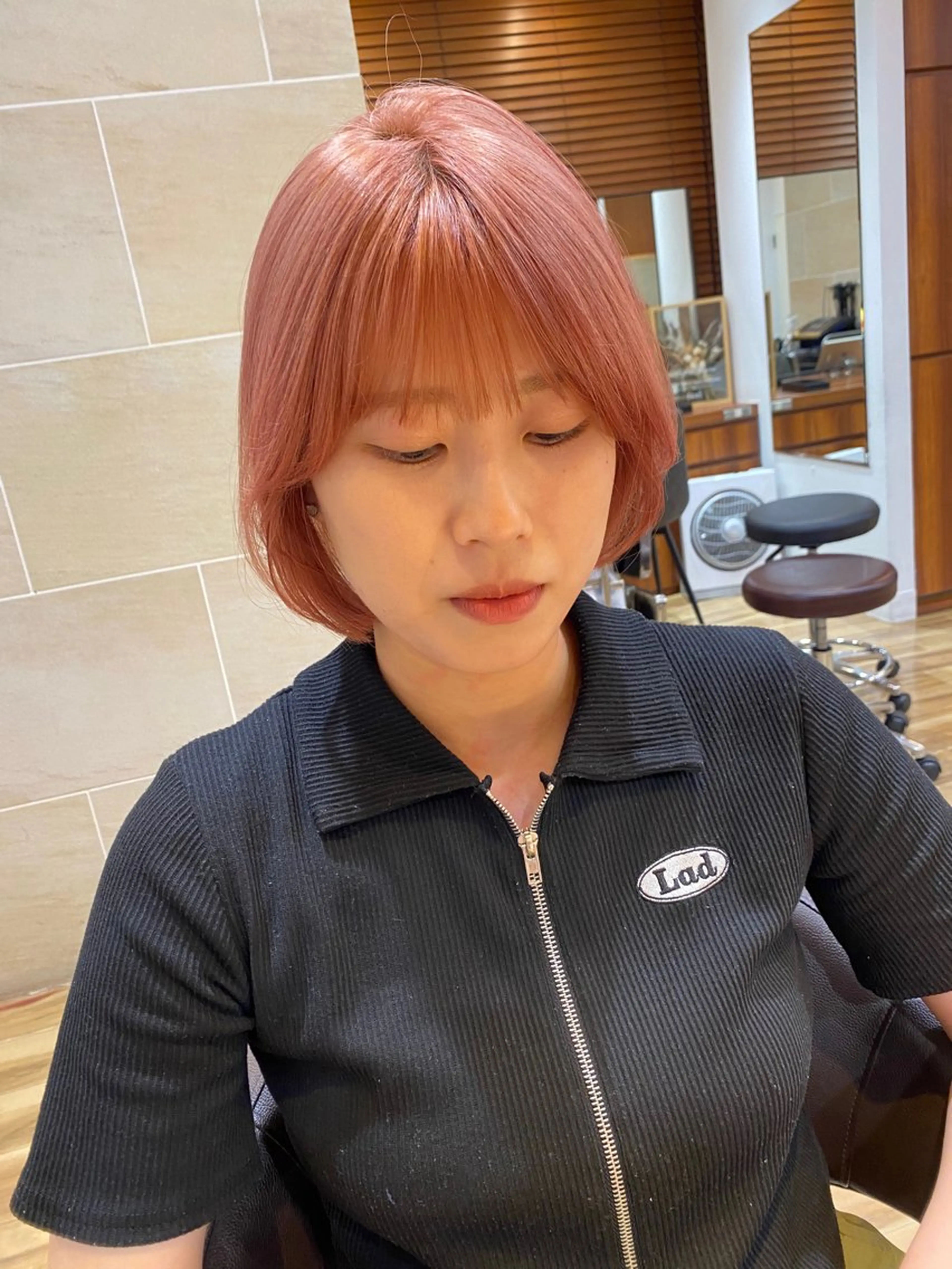 ショート カラー ベージュカラー ピンクカラー ピンクベージュ ボブ 韓国風ヘア カット ヘアカラー トリートメント レイヤーカット /透明感/千葉怜寿のヘアスタイル