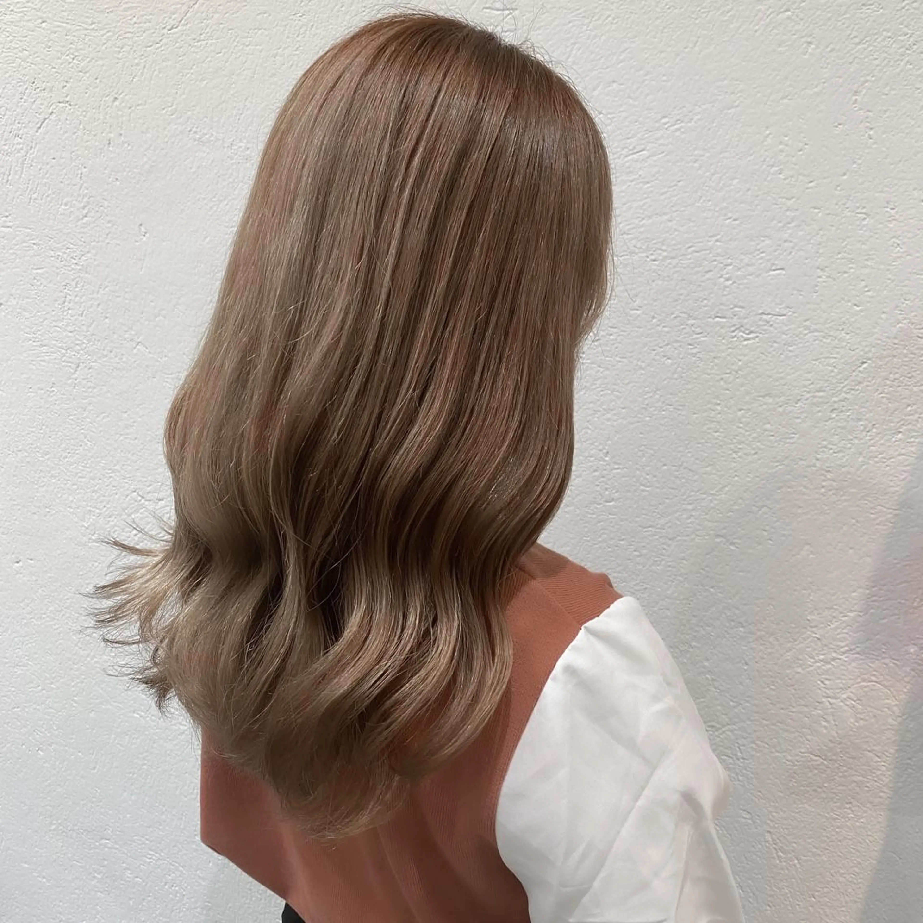 ミディアム ブリーチなしカラー/ 顔周りレイヤーカットのヘアスタイル