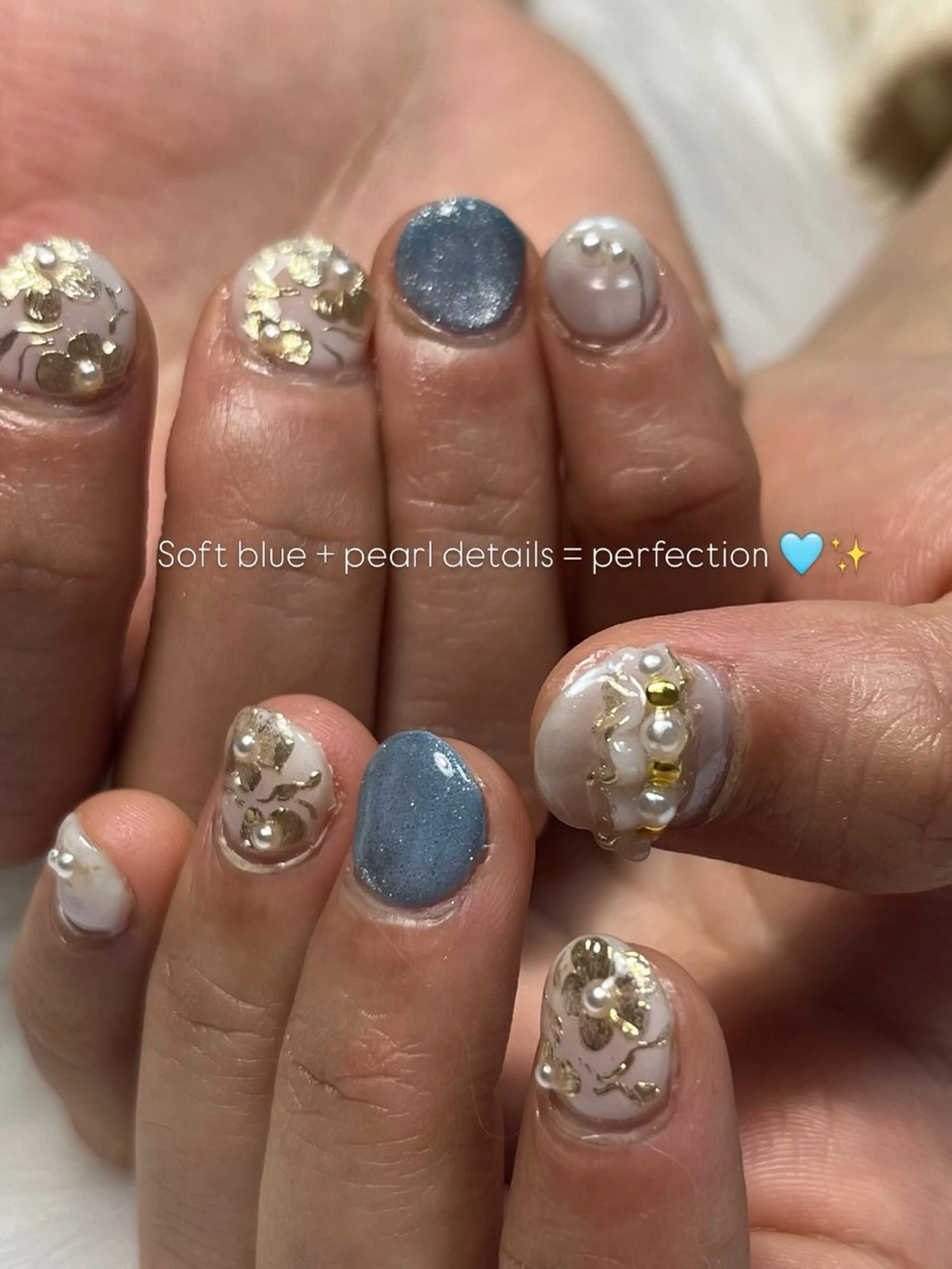 ネイル ブルー フラワーネイル ゴールド ラメ(グリッター) ニュアンスネイル ハンドネイル Nail salon Hanakoのネイルデザイン