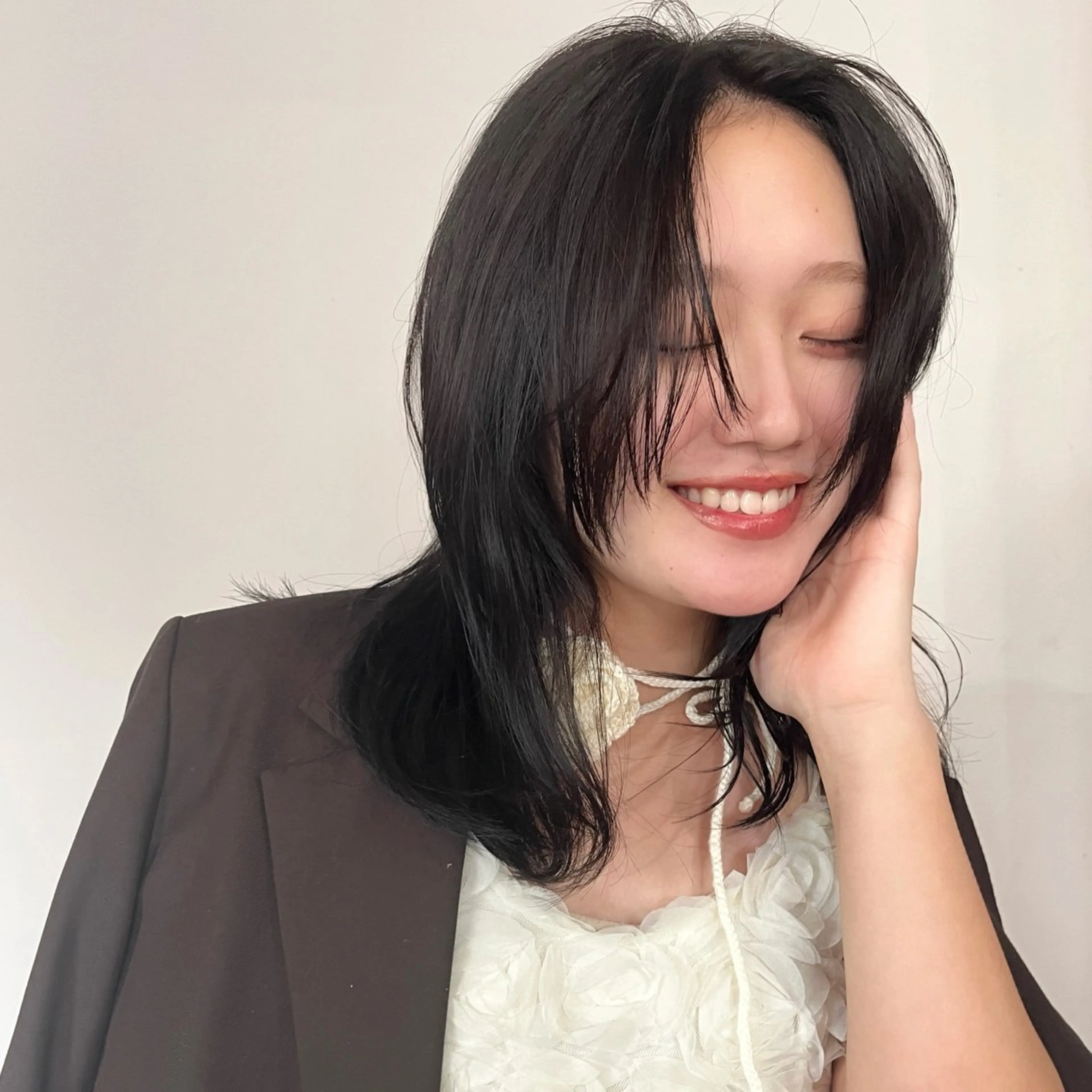 セミロング カラー 透明感カラー くせ毛 顔まわりレイヤー レイヤーカット カット ヘアカラー トリートメント irwi/イルウィ所属・miku🎀門前仲町 ブリーチ・レイヤーのヘアスタイル