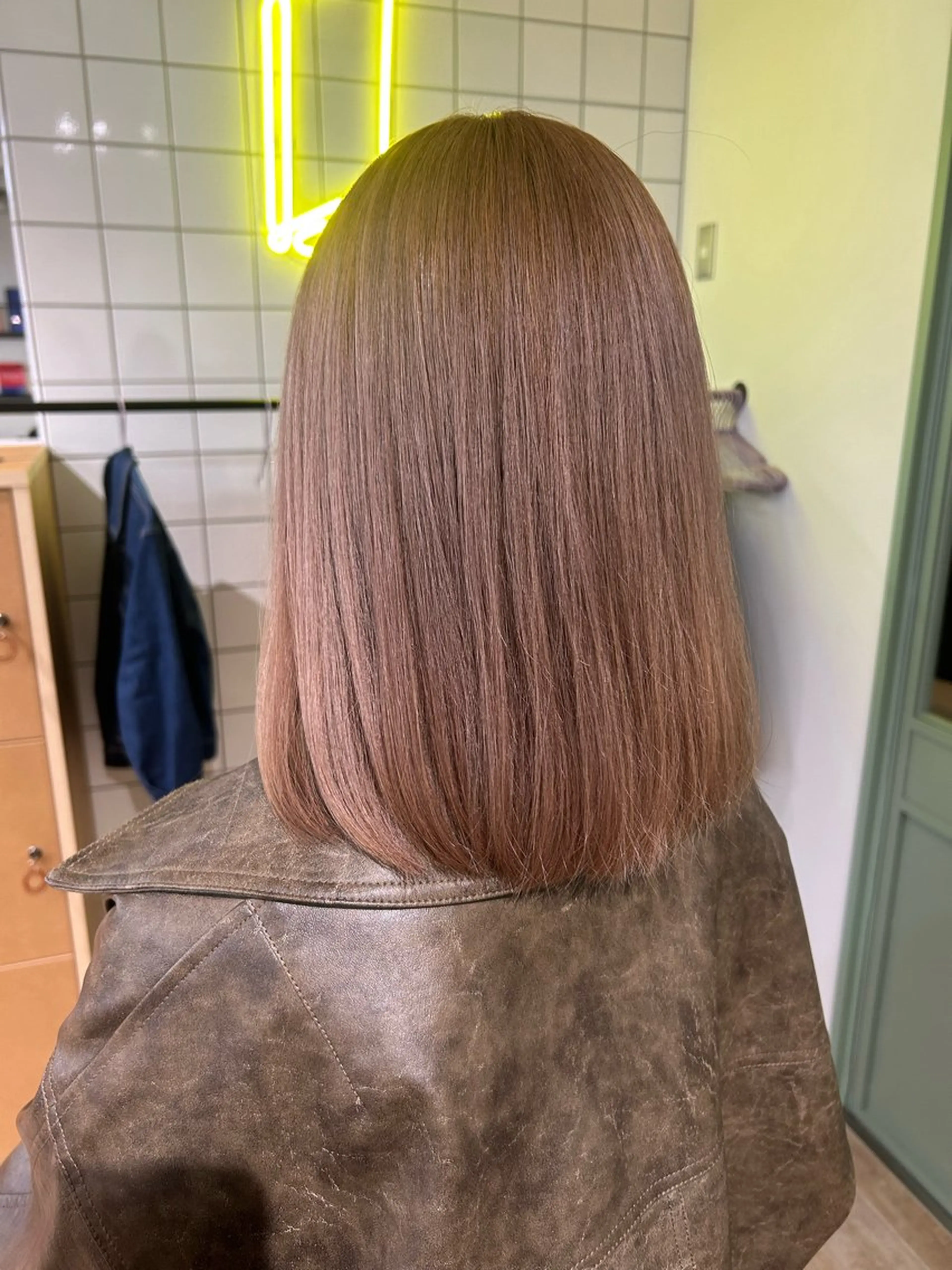 ミディアム カラー ベージュ/ダブルカラ ー/新潟駅/青柳萌果のヘアスタイル