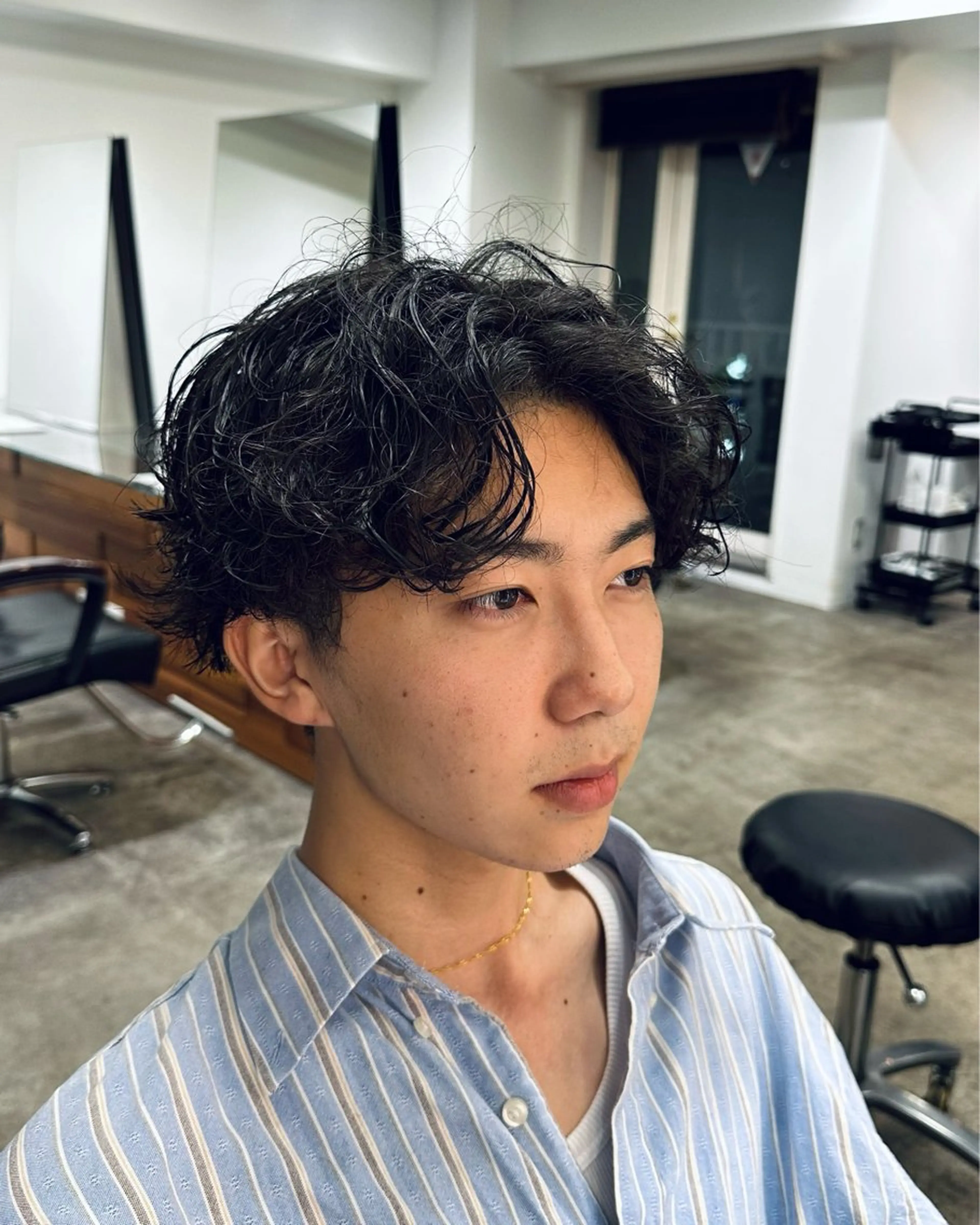ショート パーマ メンズ センターパート メンズパーマ スパイラルパーマ カット パーマ トリートメント 【似合わせ、垢抜け ヘア】KAEDEのヘアスタイル