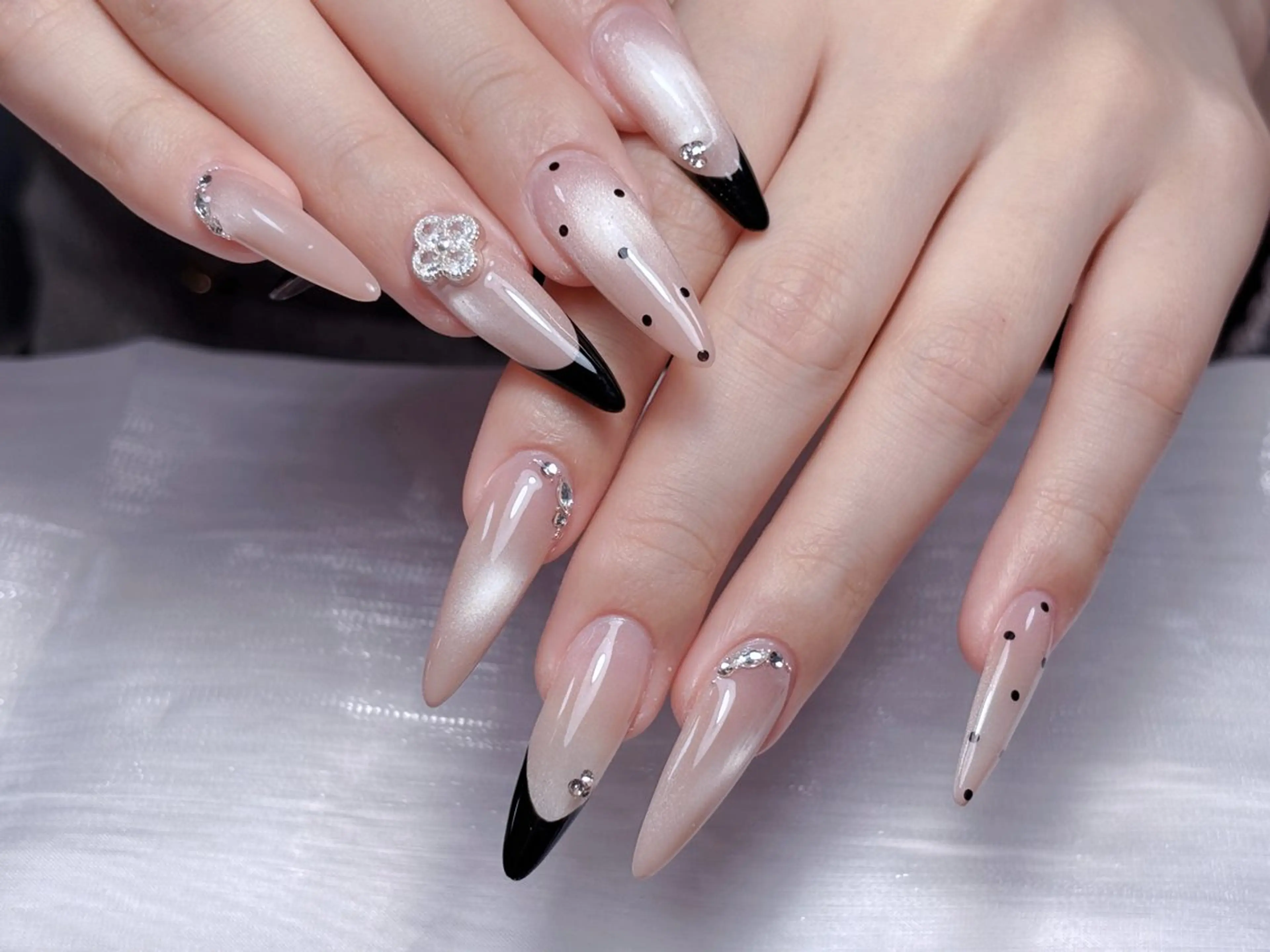 ネイル フラッシュネイル フレンチネイル グラデーション ラメ(グリッター) ネイルチップ ハンドネイル ハンドケア 小林 凛のネイルデザイン